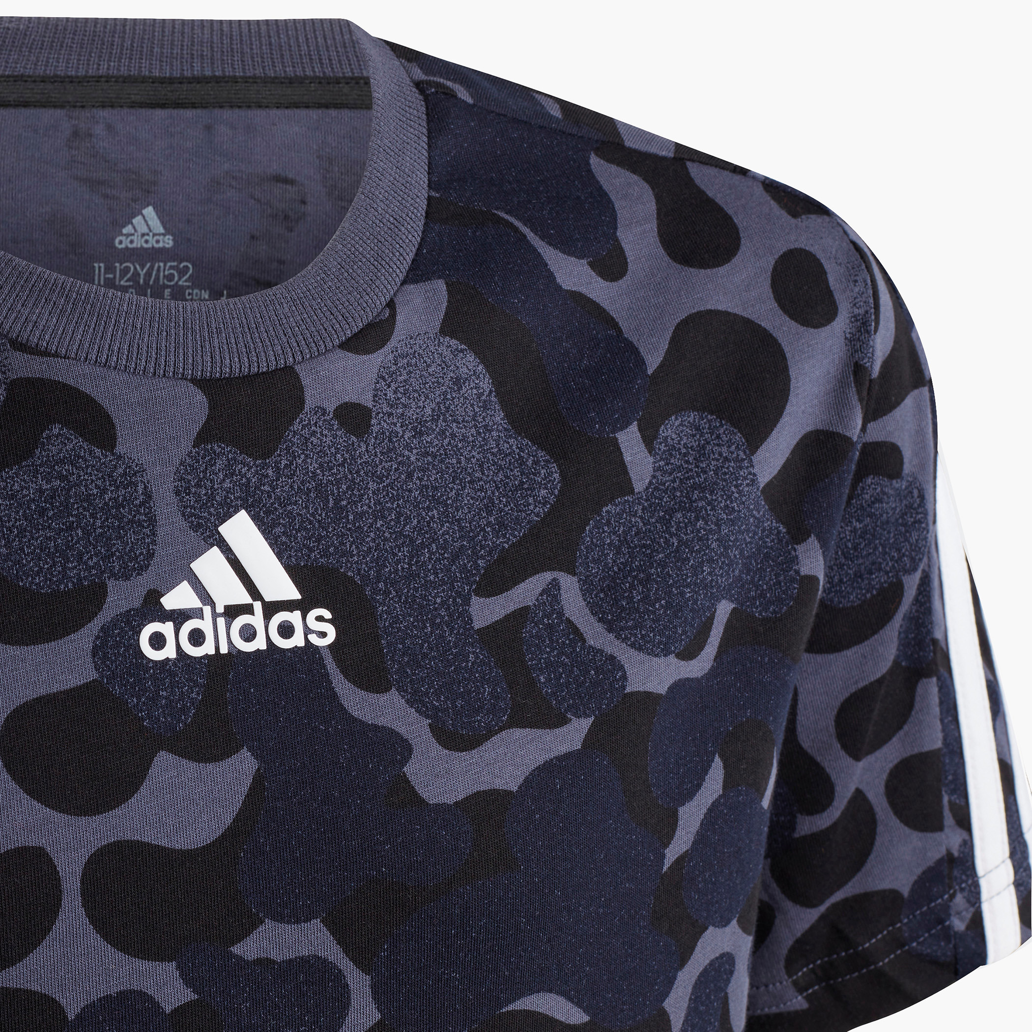 تيشيرت بياقة مستديرة وأكمام قصيرة وطبعات مموهة من أديداس-sports-boys-clothing-tops-image-3