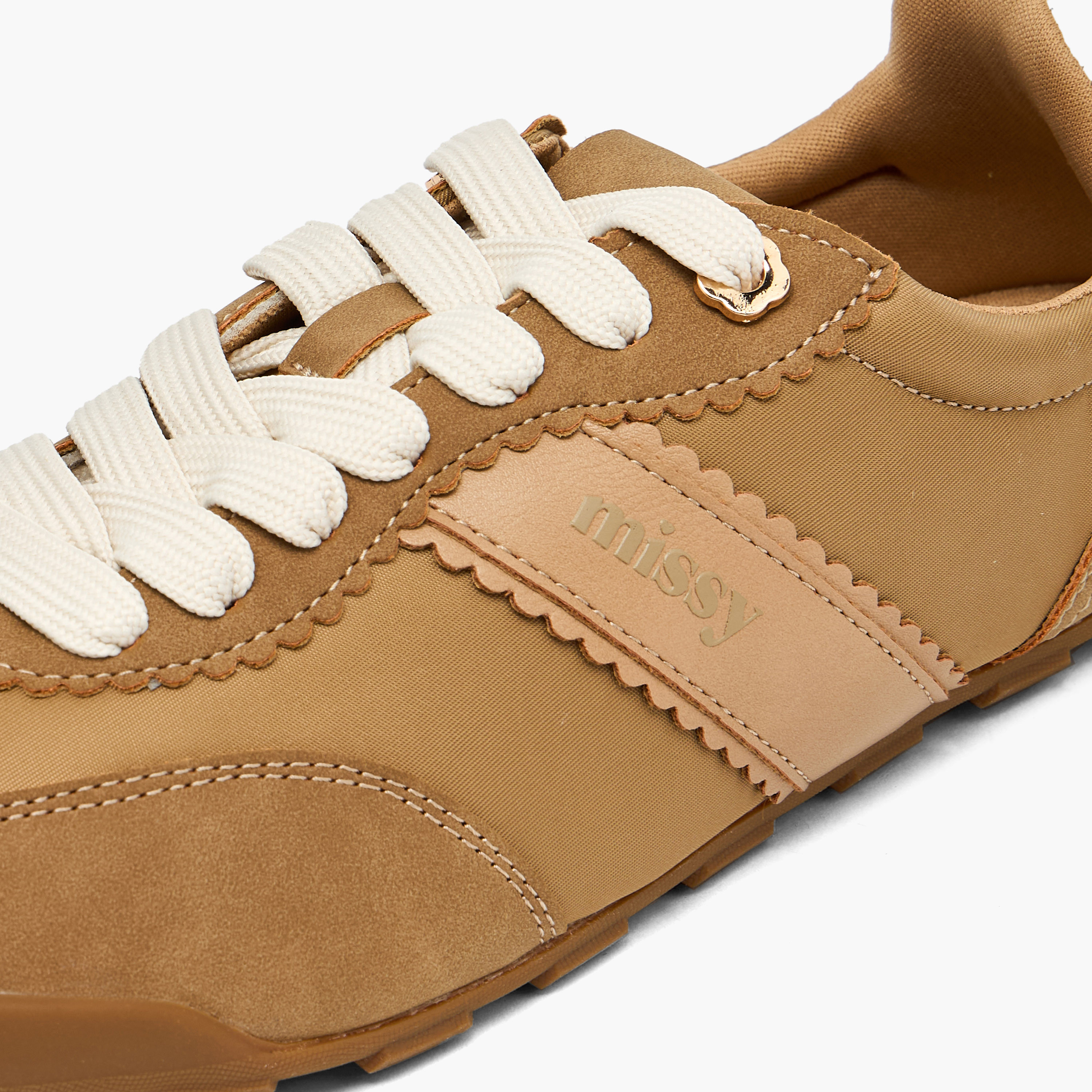 حذاء نسائي بكاحل مزود برباط وتقليم على شكل قوس من ميسي-women-shoes-sneakers-image-5