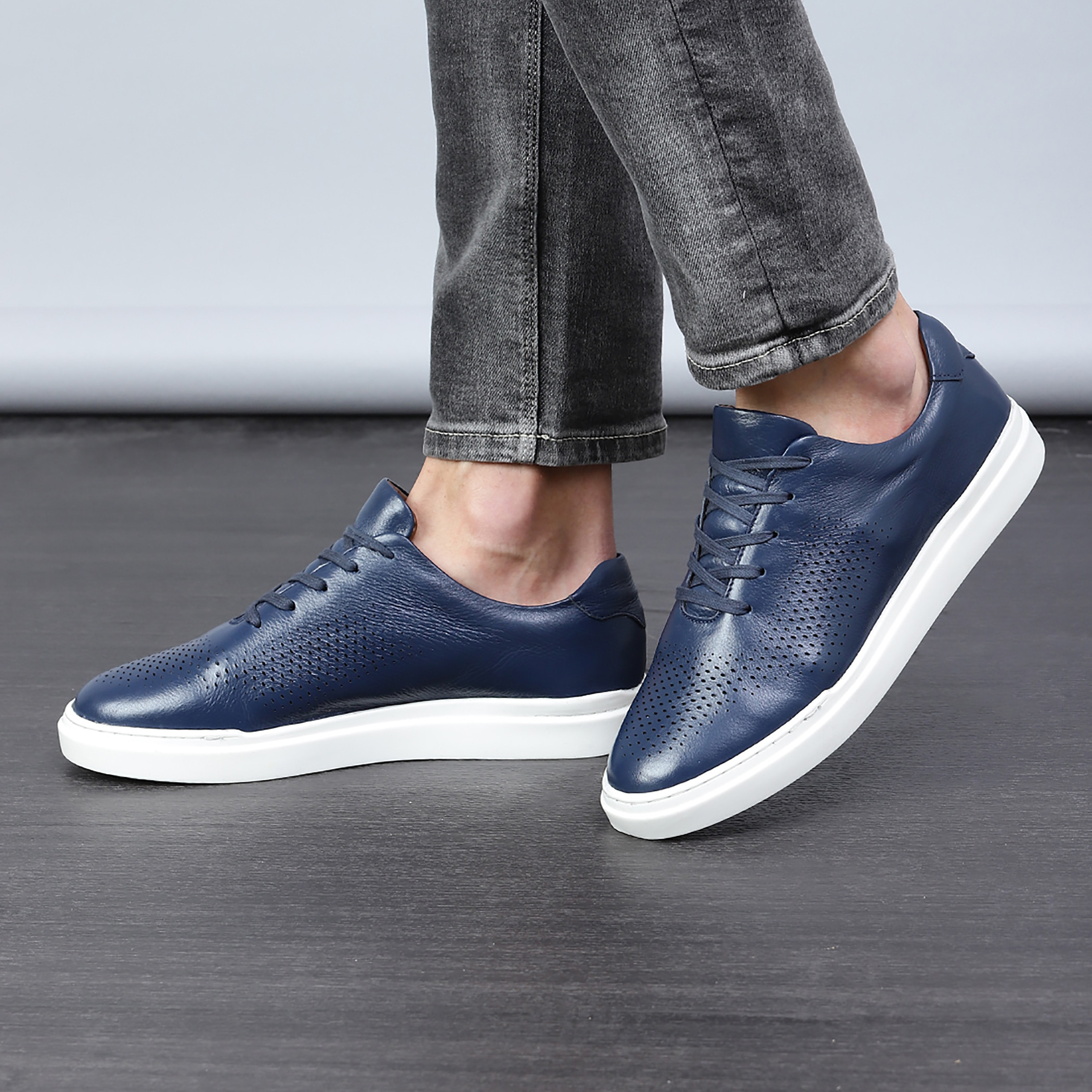 الرجال جلد كحلي أزرق دائري اصبع القدم منخفض أعلى سنيكرز-men-shoes-sneakers-image-5