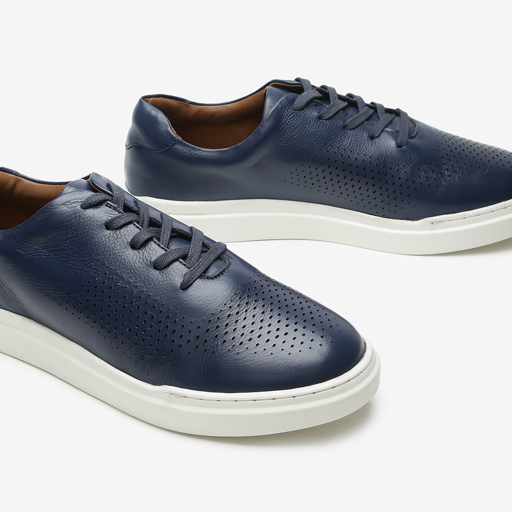 الرجال جلد كحلي أزرق دائري اصبع القدم منخفض أعلى سنيكرز-men-shoes-sneakers-image-1