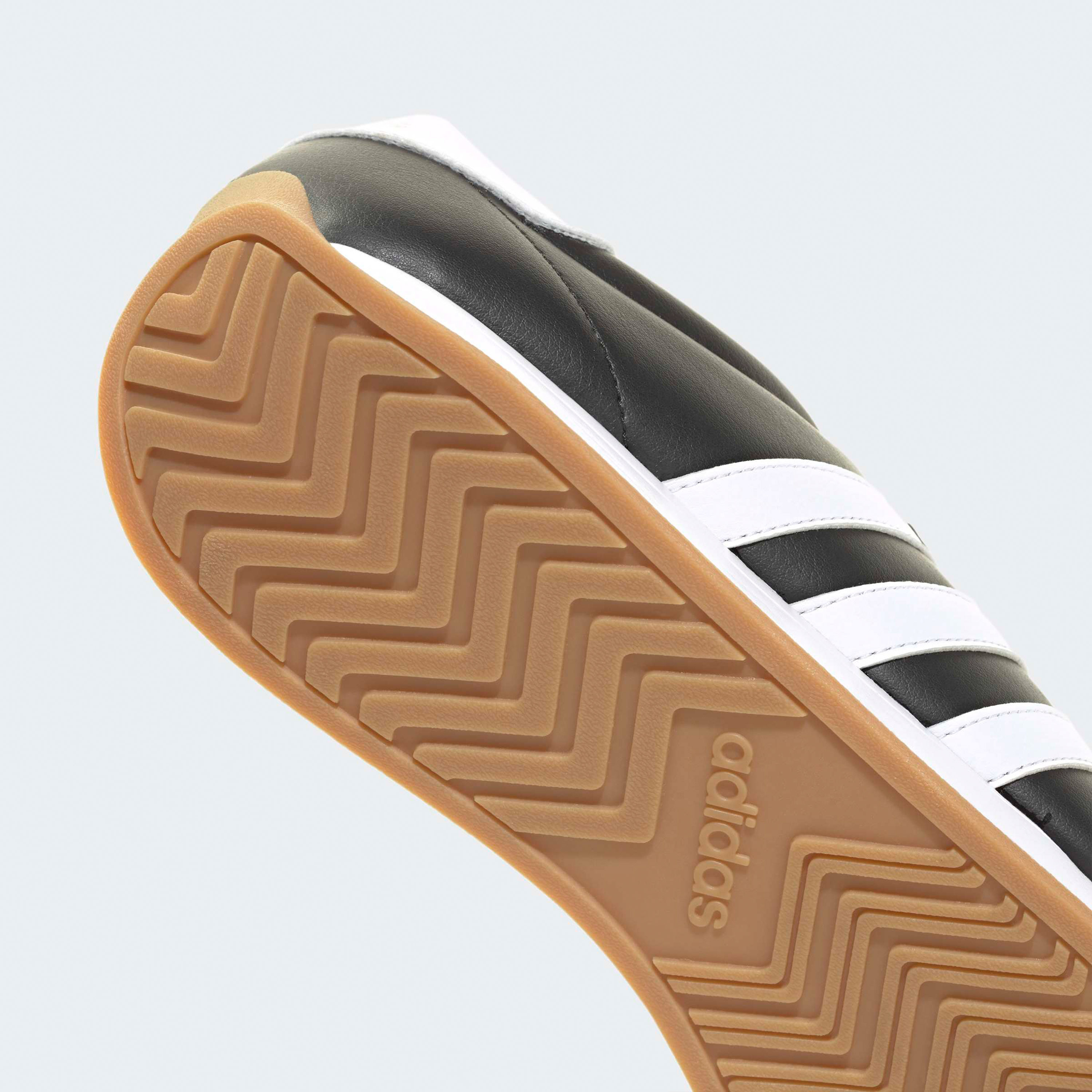 حذاء رياضي مخطط برباط إغلاق ران فيستا للرجال من أديداس-sports-men-shoes-image-5