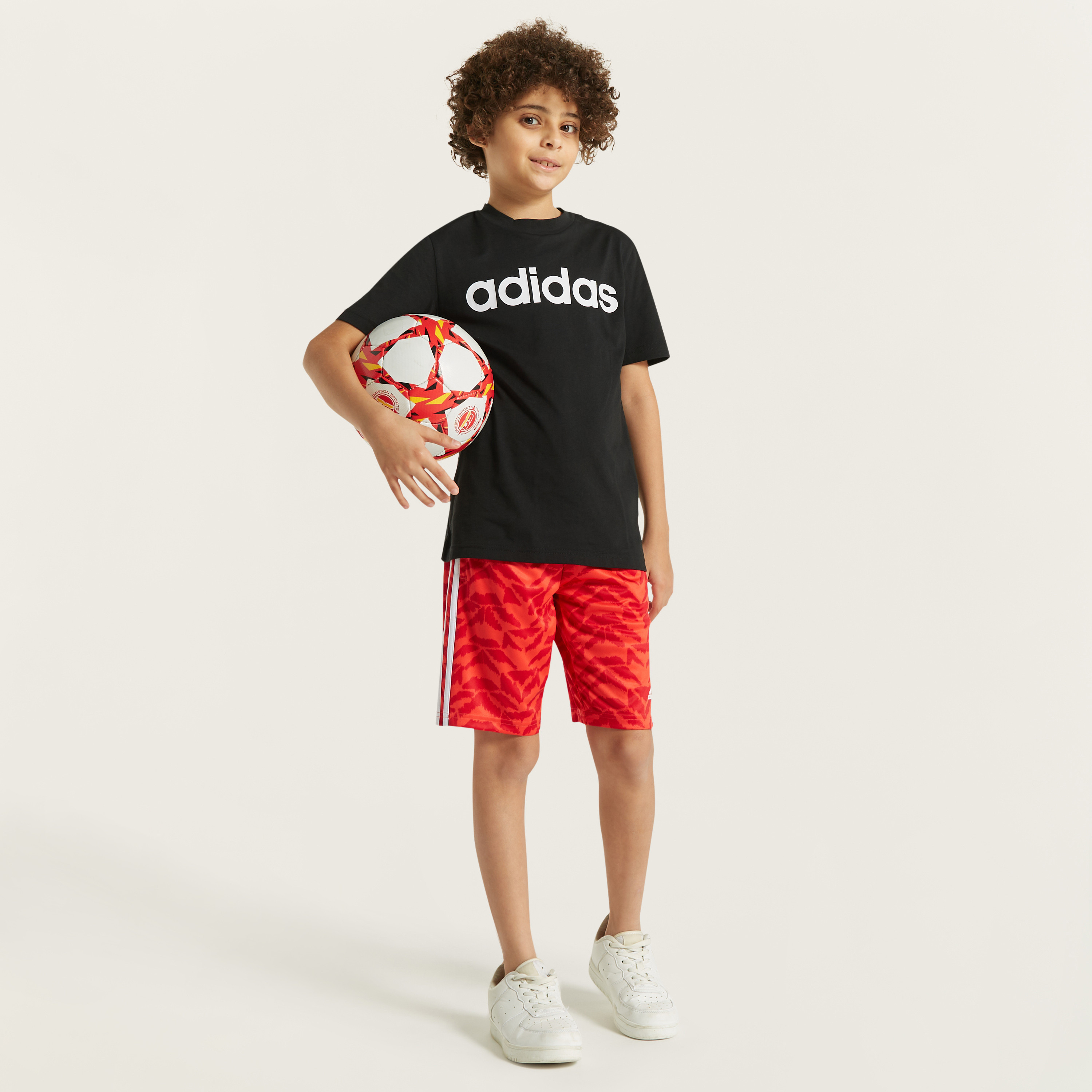 تيشيرت بياقة مستديرة وأكمام قصيرة وطبعات شعار من أديداس-sports-boys-clothing-tops-image-2
