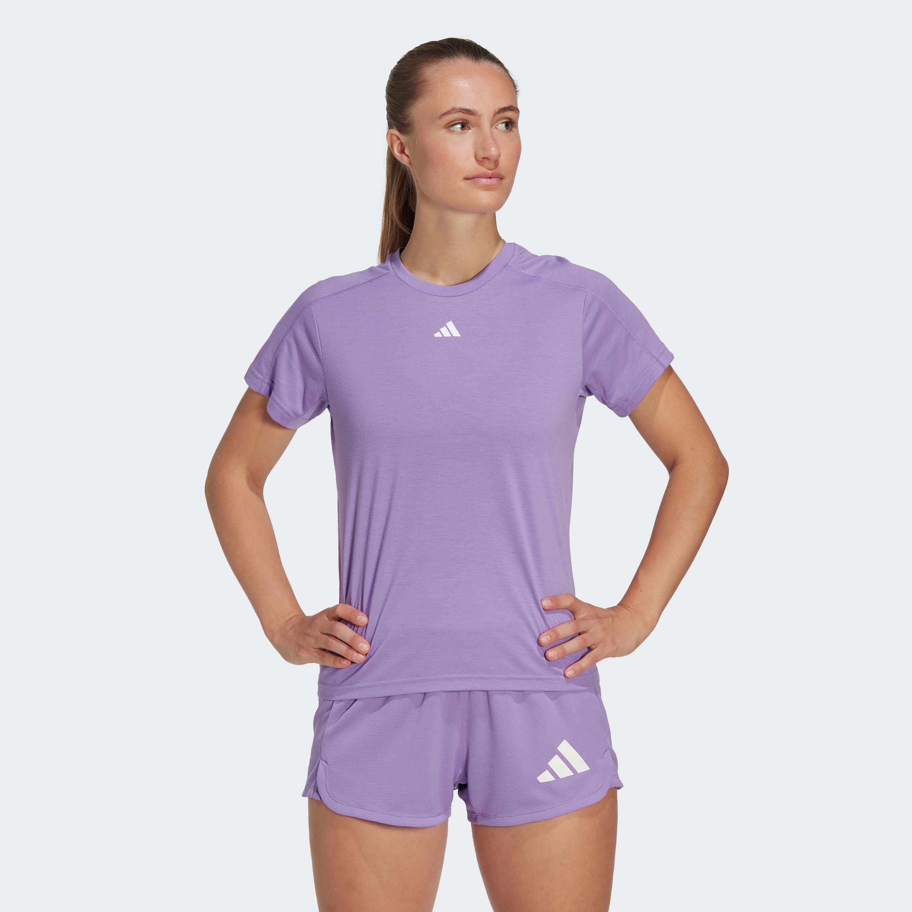  تيشيرت اسينشيالز رياضية للنساء بتصميم كريو من اديداس-women-clothing-tshirts-image-1