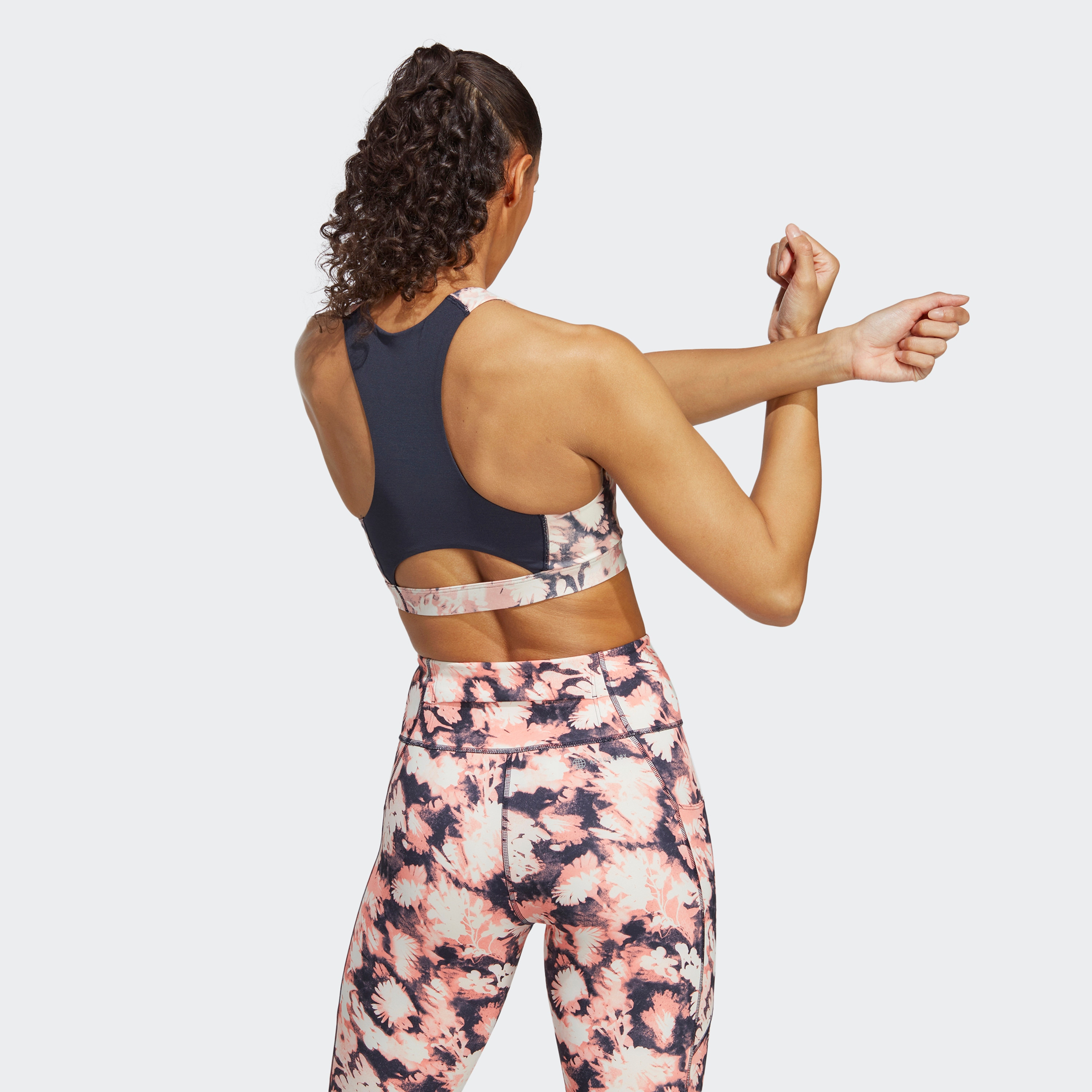 HR9653 حمالة صدر رياضية للنساء متوسط الدعم للجري من اديداس-women-clothing-sportswearandactivewear-sportsbras-image-4