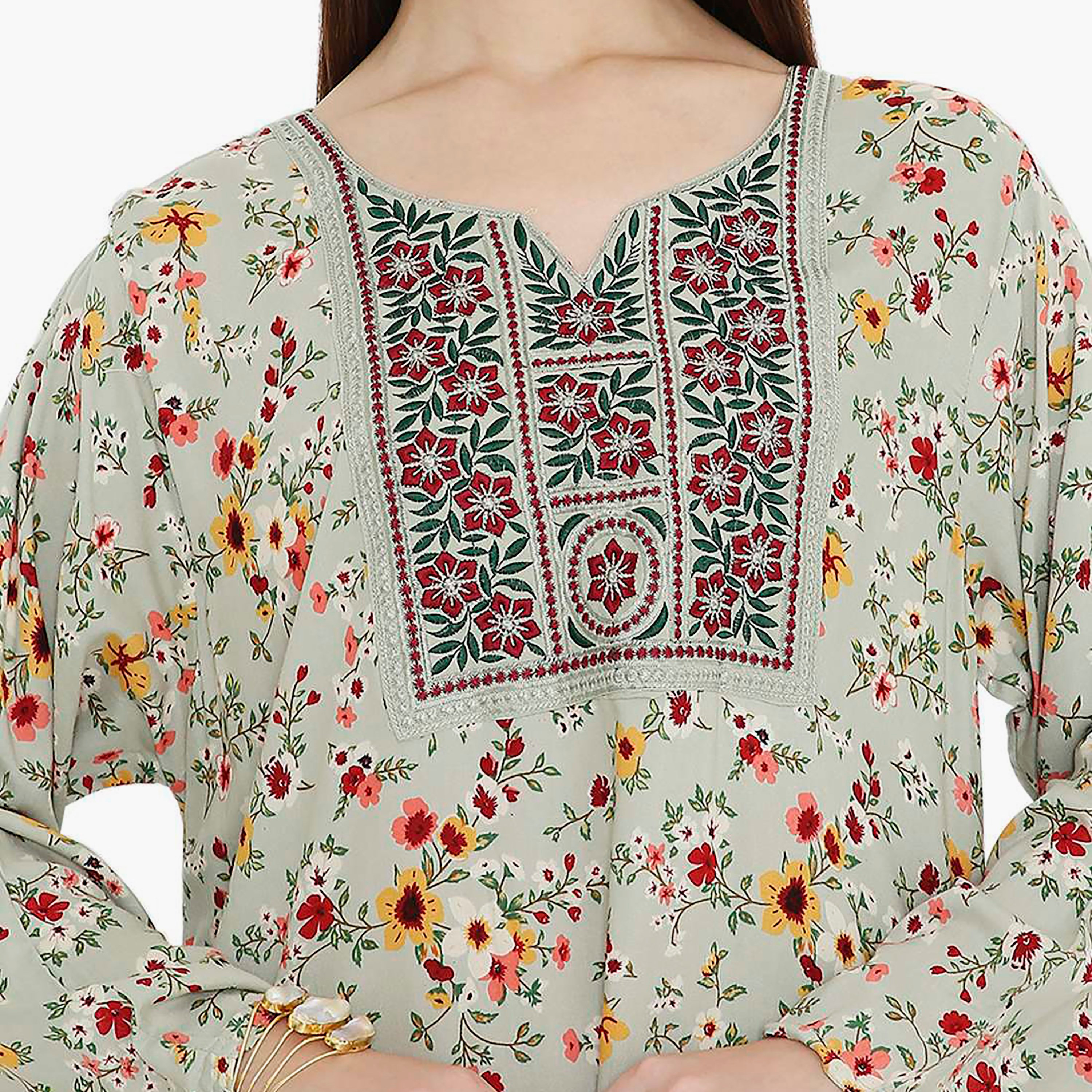 جلابية نسائية باللون الرمادي بطبعة زهور مطرزة وتصميم على شكل نير من هانا اند سارة-women-arabicclothing-jalabiyas-image-2
