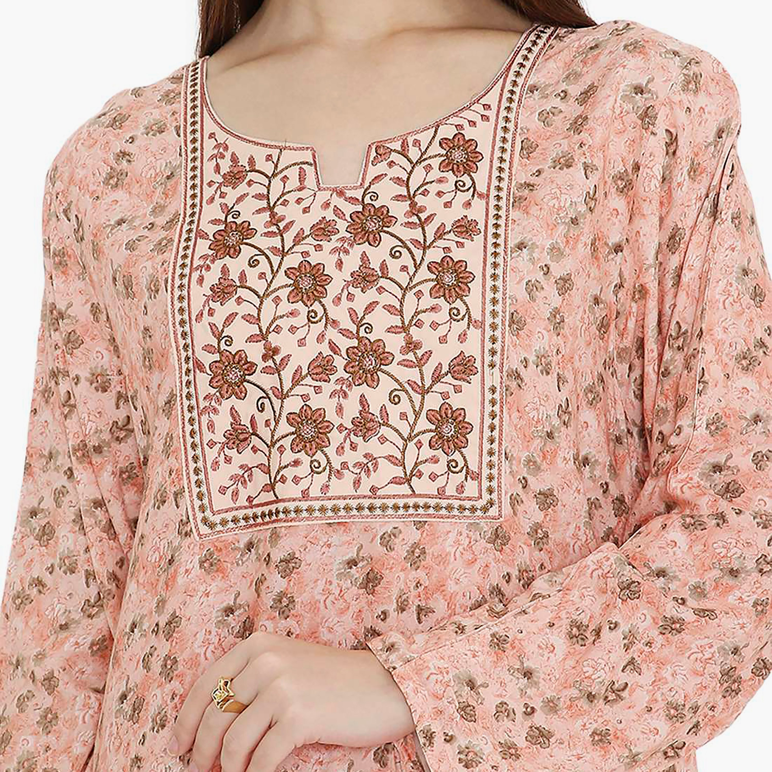 جلابية نسائية بتصميم نير مكشكش مطبوع عليه زهور وردية اللون ومطرزة من هانا اند سارة-women-arabicclothing-jalabiyas-image-2