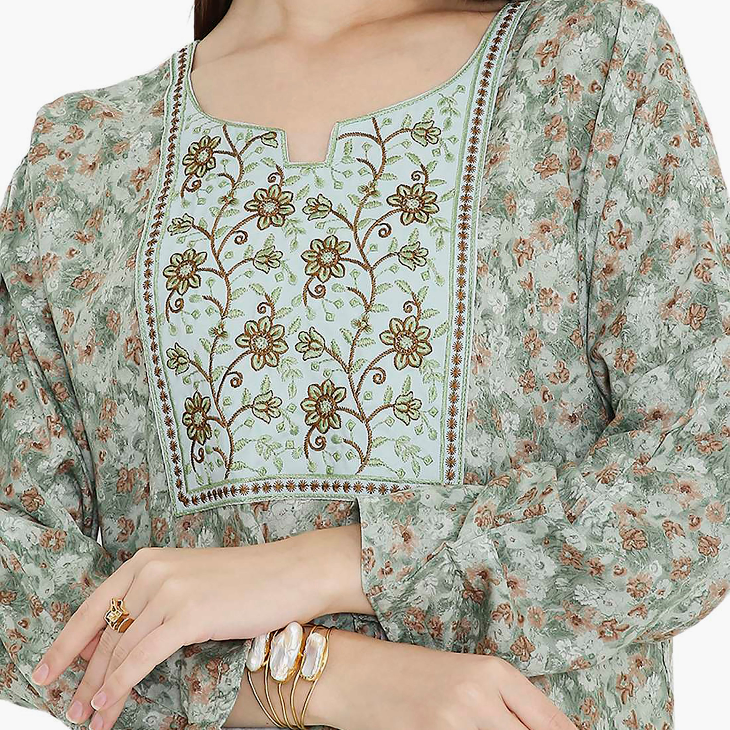 جلابية نسائية باللون الأخضر بطبعة زهور مطرزة ومزينة بفتحة رقبة من هانا اند سارة-women-arabicclothing-jalabiyas-image-2