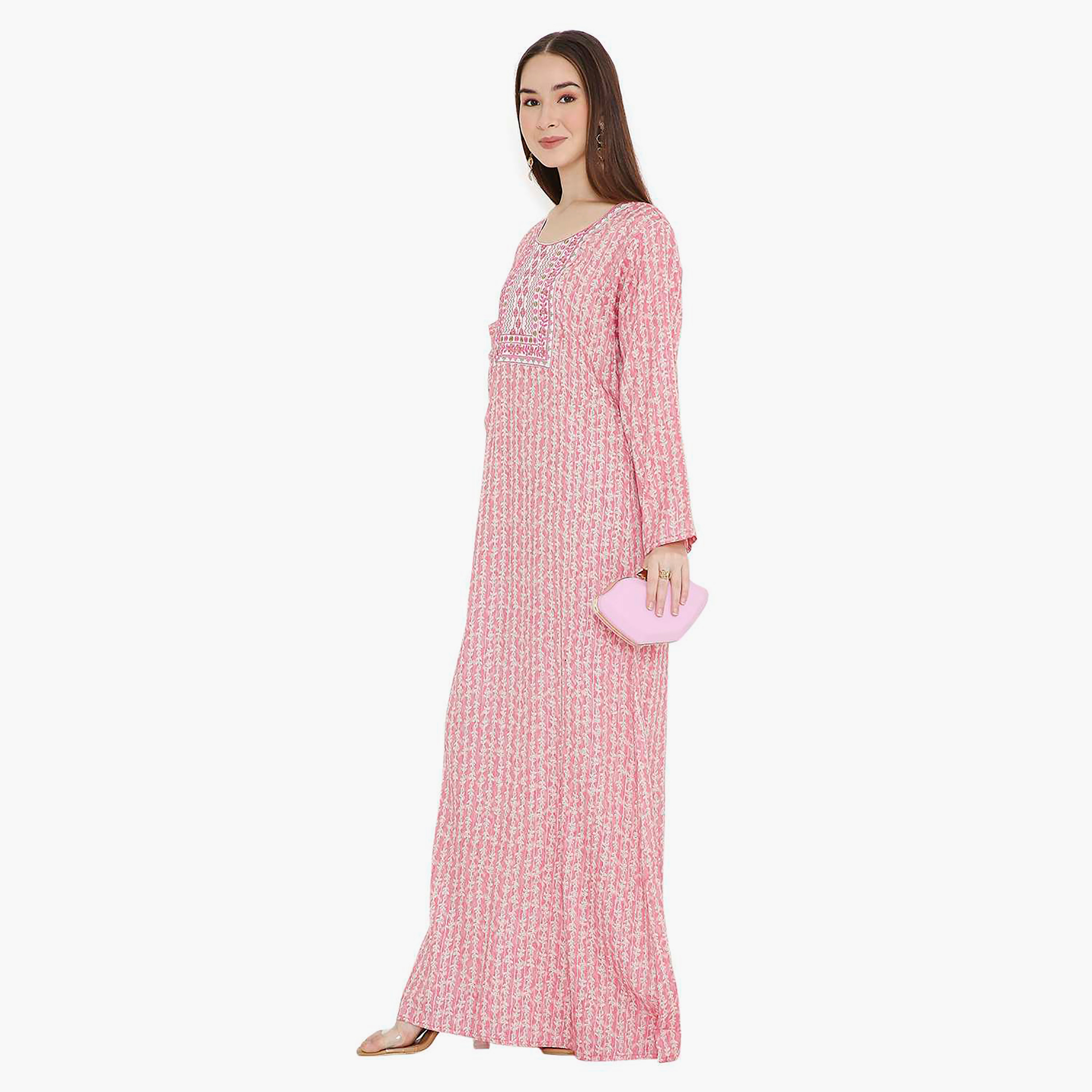 جلابية نسائية بتصميم نير مطبوع ومطرز باللون الوردي من هانا اند سارة-women-arabicclothing-jalabiyas-image-3