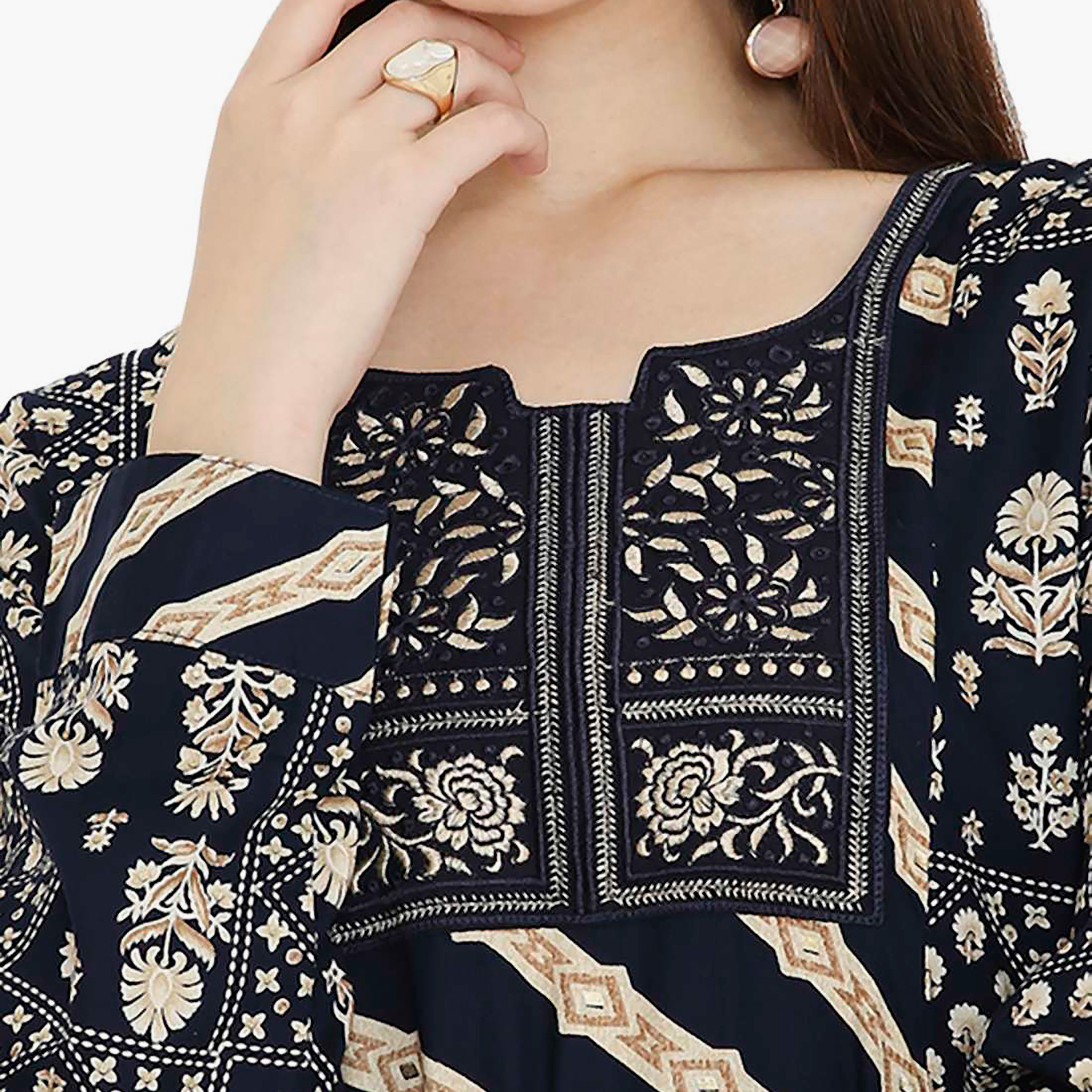 جلابية نسائية باللون الأزرق بطبعة زهور مطرزة وتصميم على شكل نير من هانا اند سارة-women-arabicclothing-jalabiyas-image-2