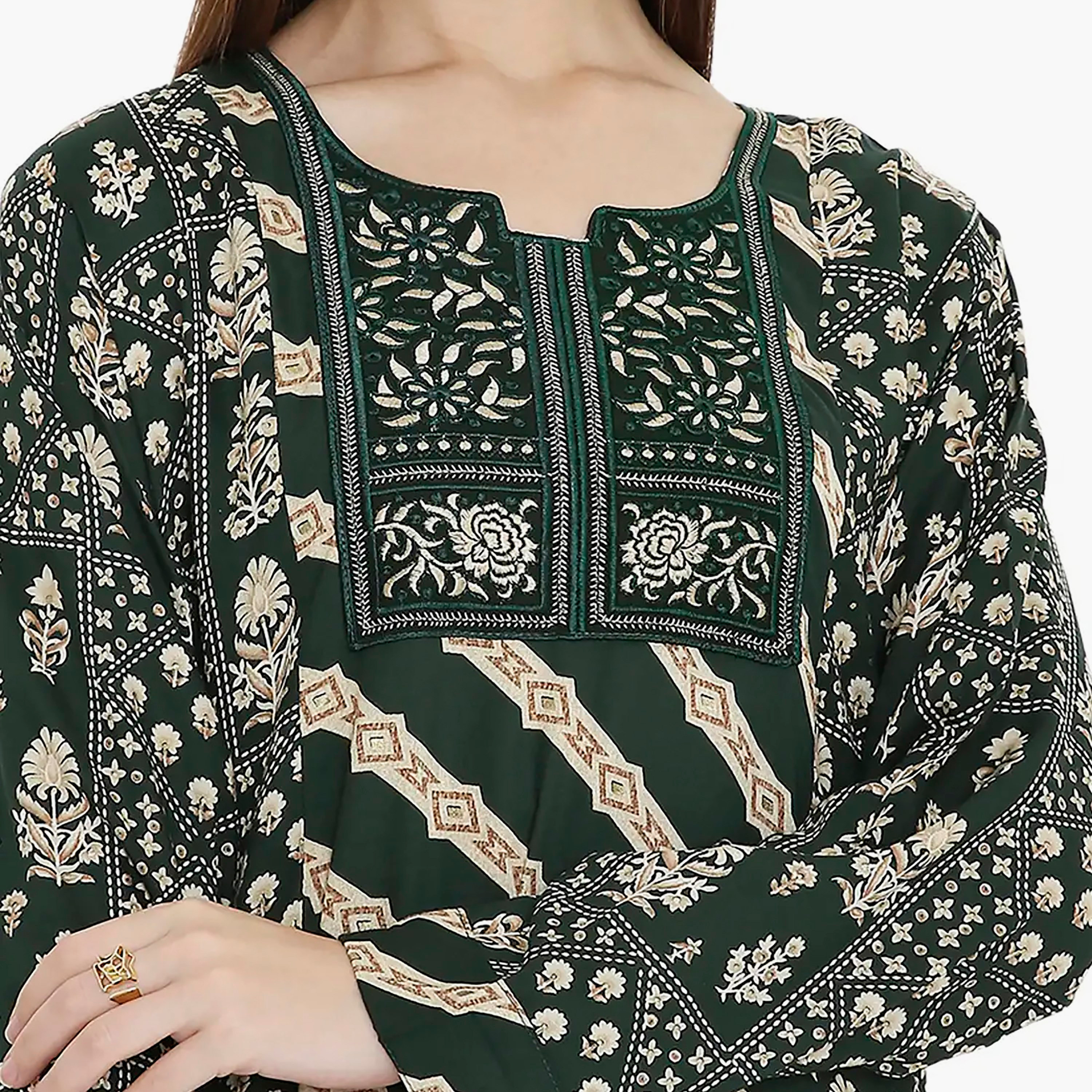 جلابية نسائية باللون الأخضر بطبعة زهور مطرزة وتصميم على شكل نير من هانا اند سارة-women-arabicclothing-jalabiyas-image-2