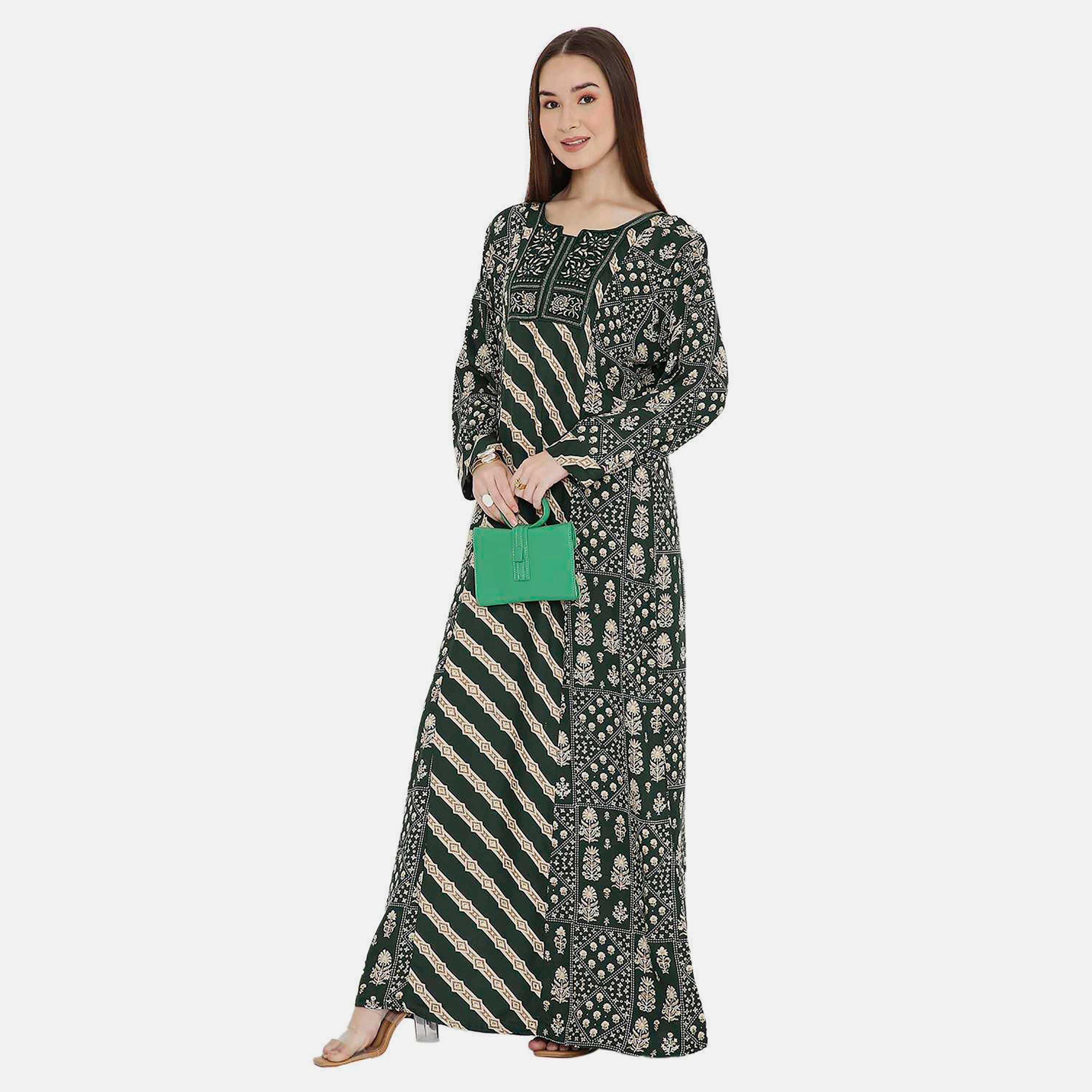 جلابية نسائية باللون الأخضر بطبعة زهور مطرزة وتصميم على شكل نير من هانا اند سارة-women-arabicclothing-jalabiyas-image-3