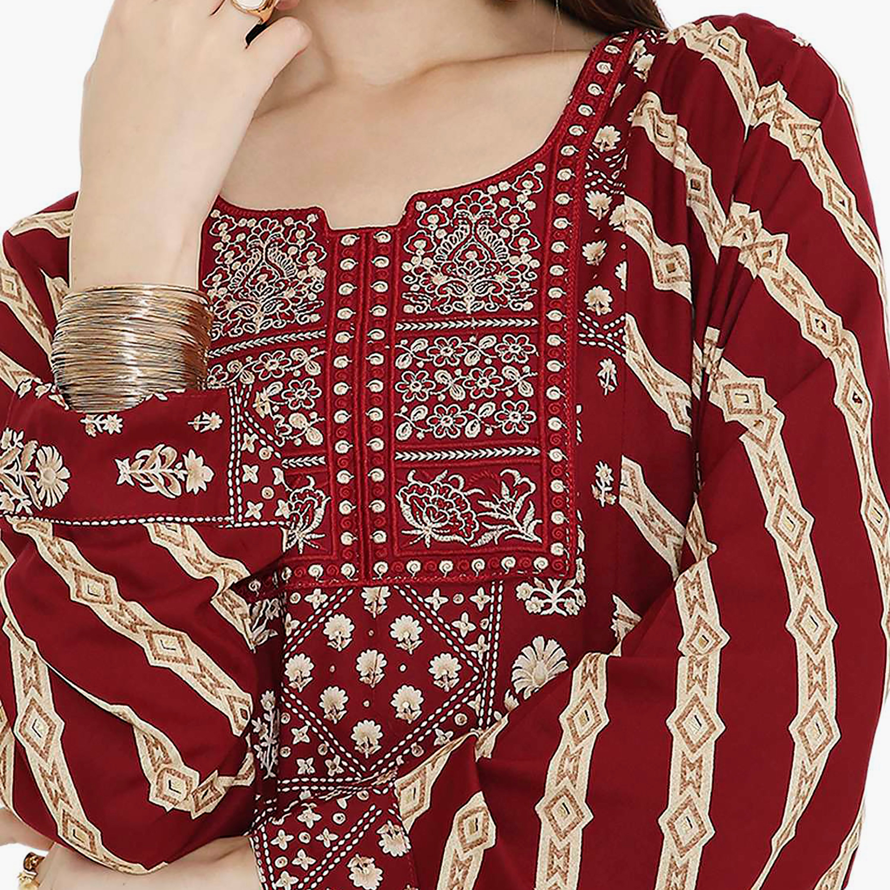 جلابية نسائية باللون العنابي بطبعة زهور مطرزة وتصميم على شكل نير من هانا اند سارة-women-arabicclothing-jalabiyas-image-2