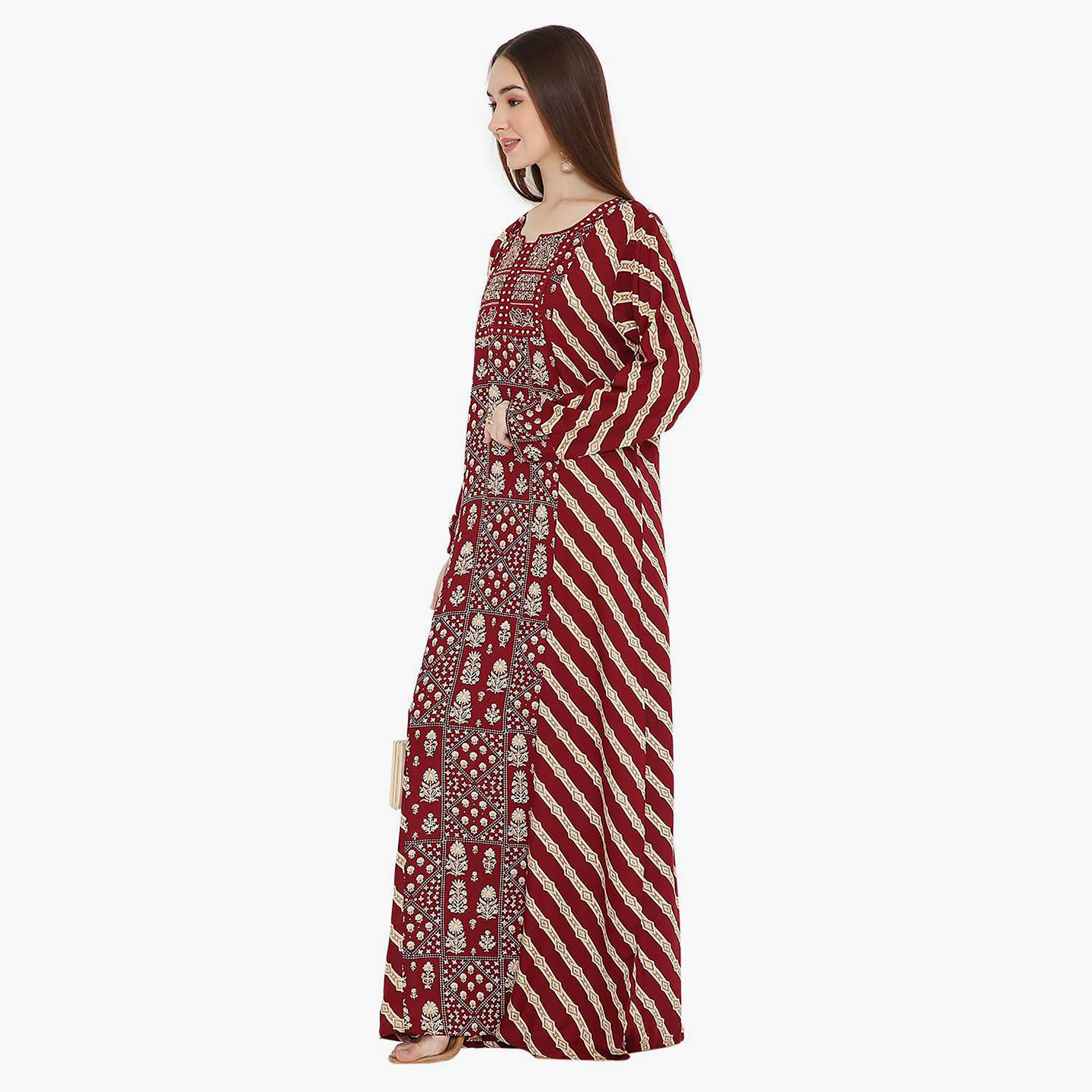 جلابية نسائية باللون العنابي بطبعة زهور مطرزة وتصميم على شكل نير من هانا اند سارة-women-arabicclothing-jalabiyas-image-3