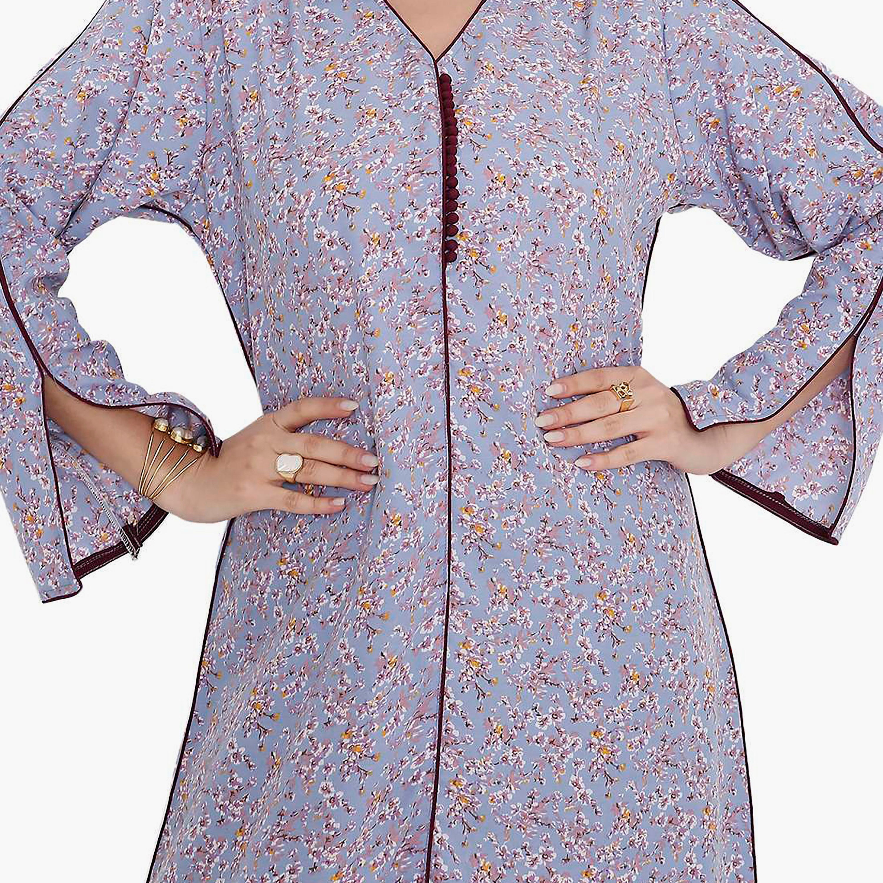 جلابية بطبعات الأزهار وأكمام مشقوقة وحواف متباينة من هانا اند سارة-women-arabicclothing-jalabiyas-image-13