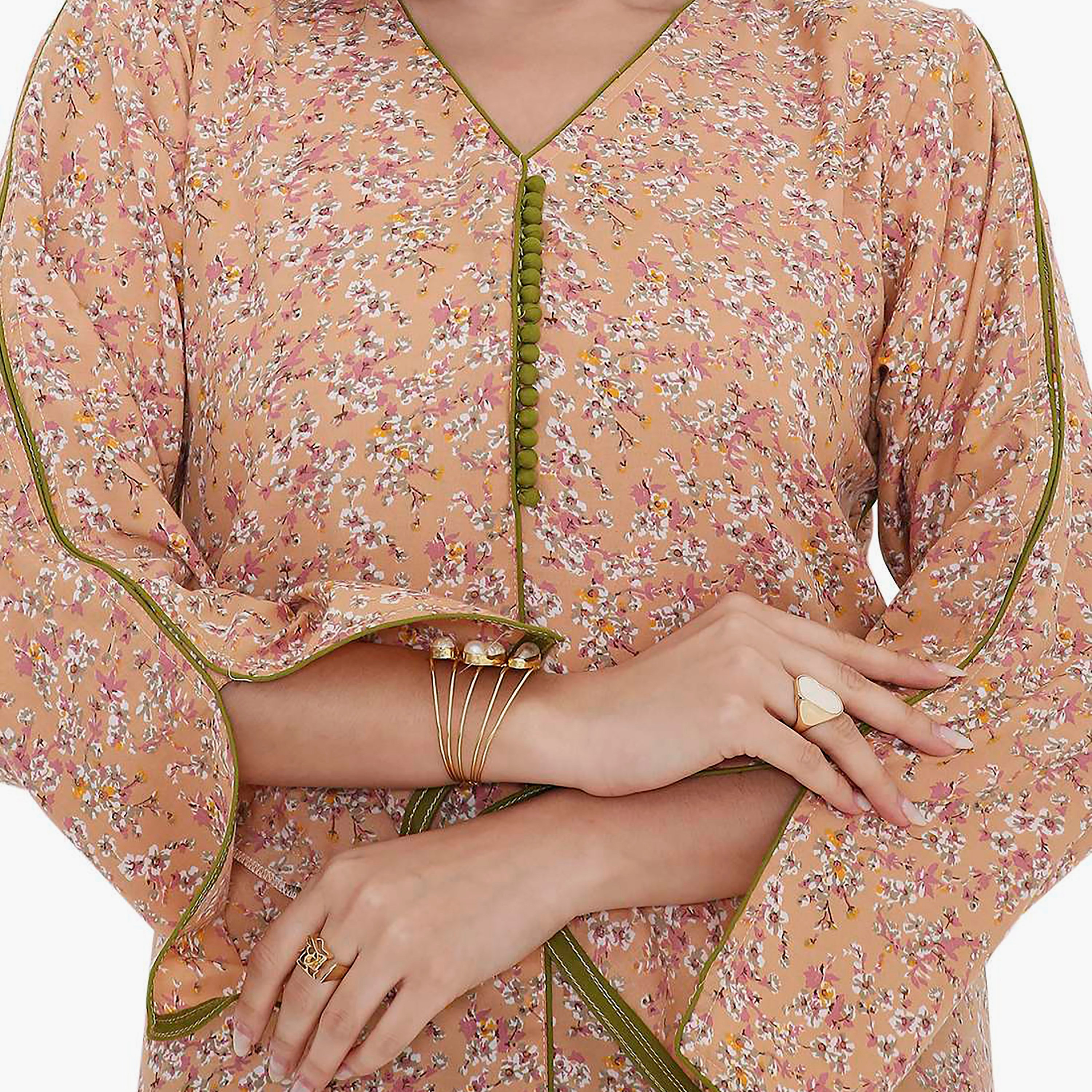 جلابية بطبعات الأزهار وأكمام مشقوقة وحواف متباينة من هانا اند سارة-women-arabicclothing-jalabiyas-image-8