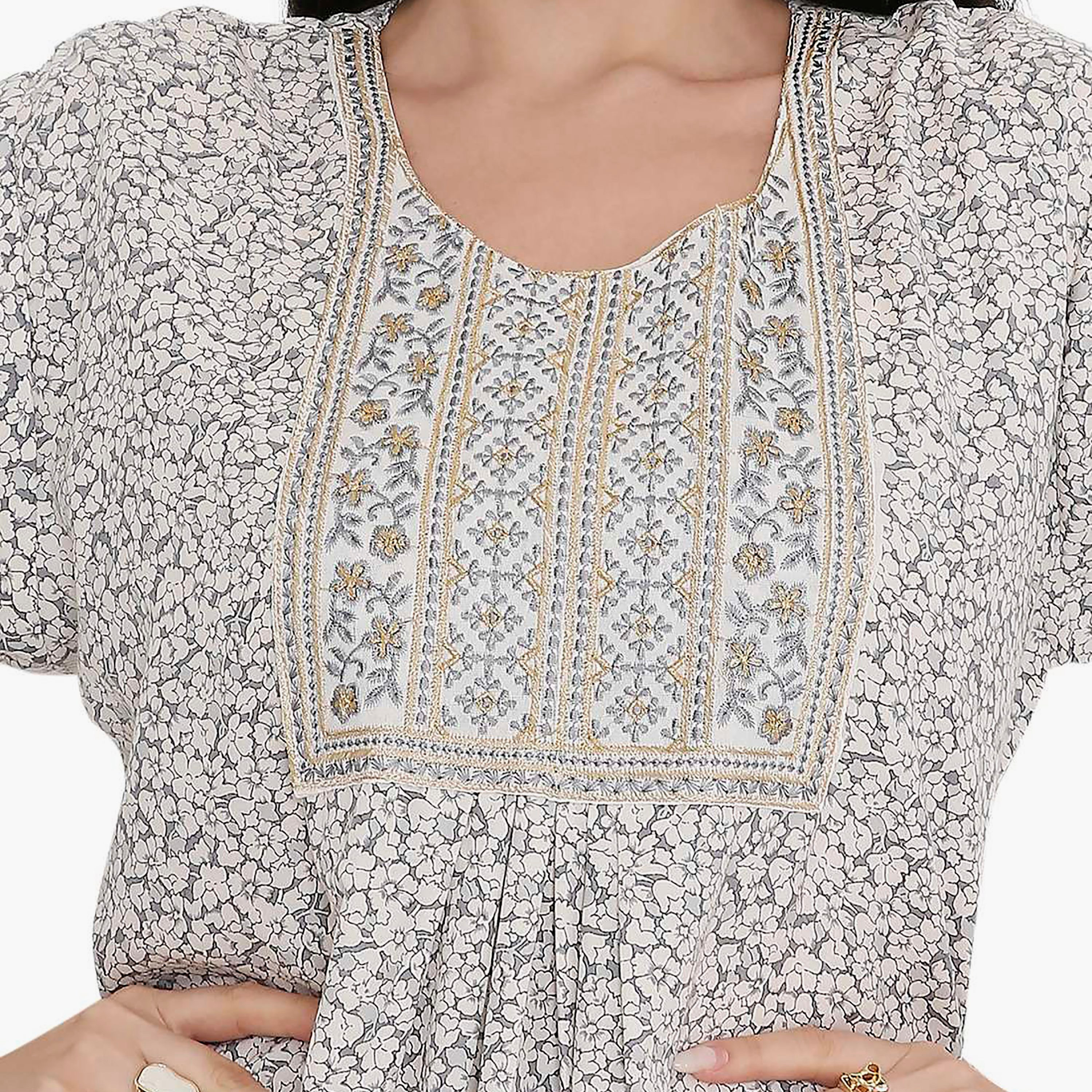 جلابية بطبعات الأزهار الكاملة والتطريز على الياقة من هانا اند سارة-women-arabicclothing-jalabiyas-image-3