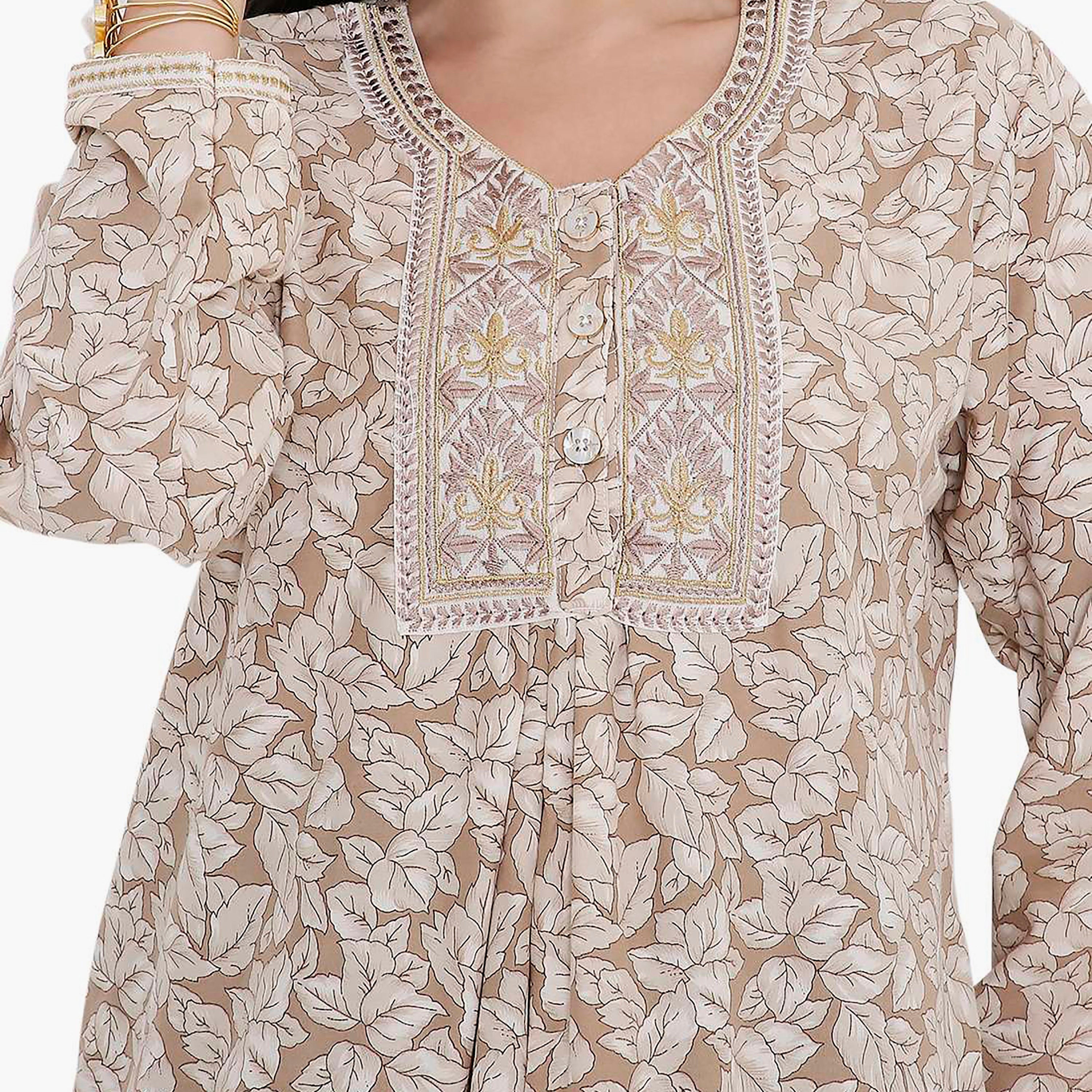 جلابية بطبعات كاملة وتطريز على الياقة من هانا اند سارة-women-arabicclothing-jalabiyas-image-3