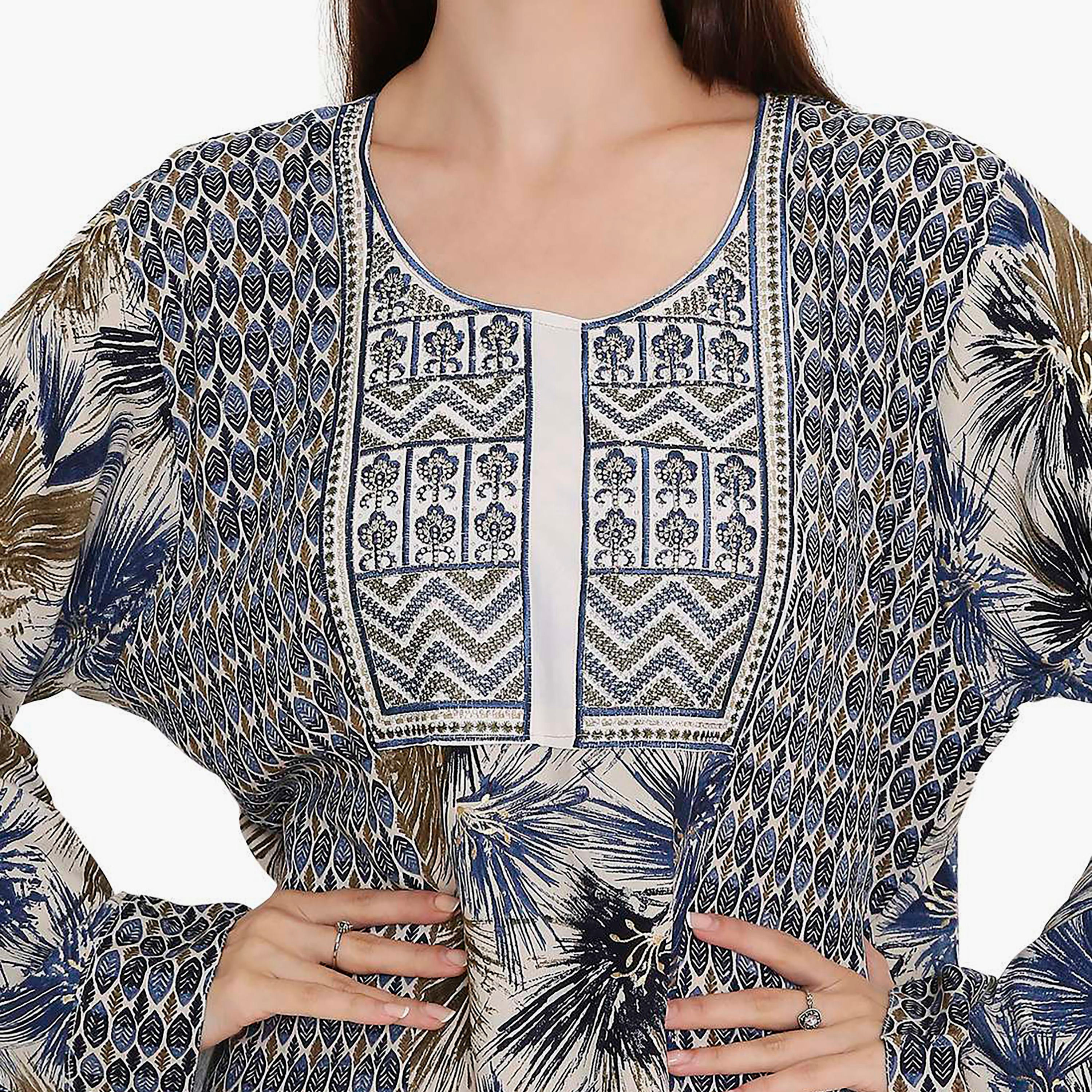 جلابية نسائية زرقاء بطبعة هندسية وتطريز على الصدر من هانا اند سارة.-women-arabicclothing-jalabiyas-image-2