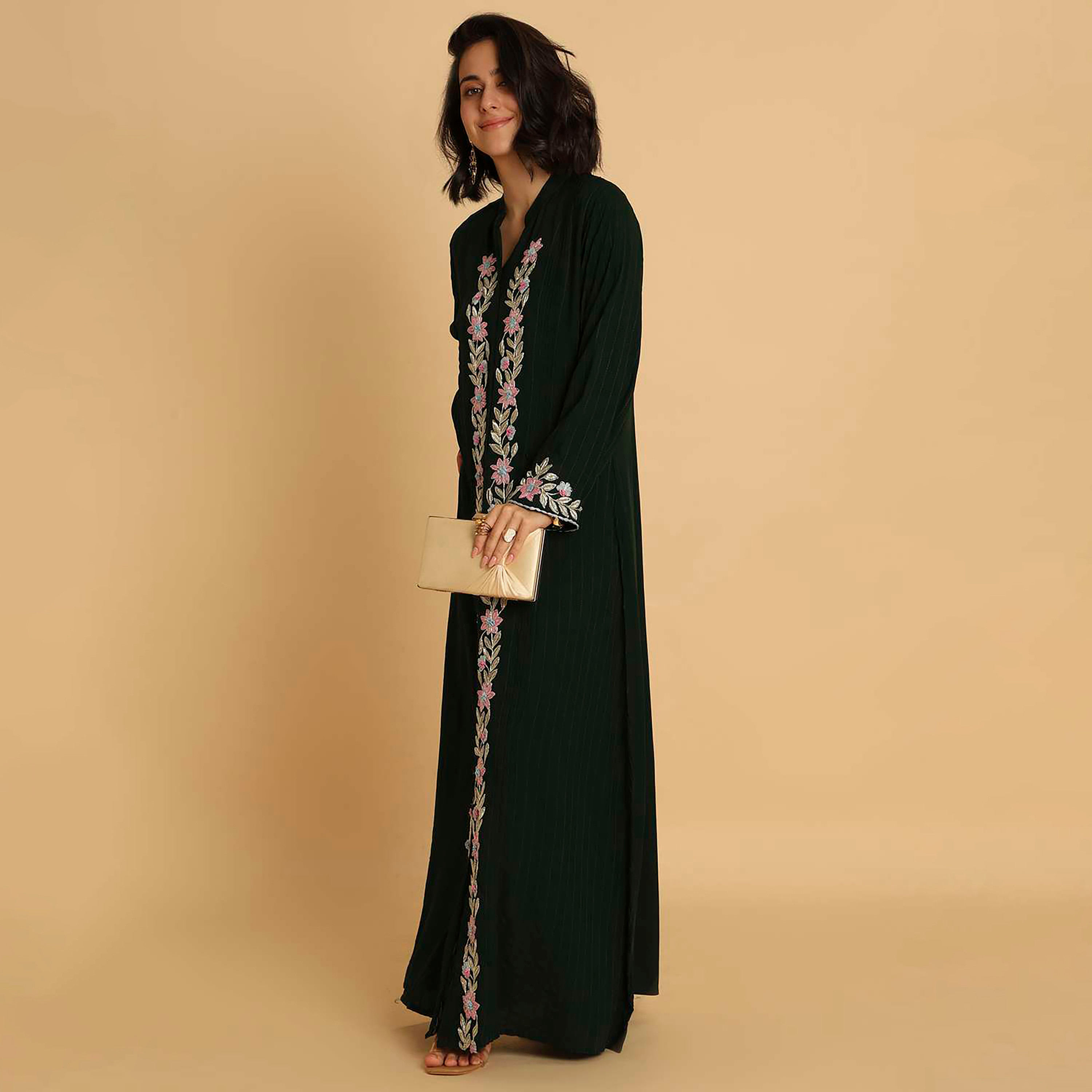 جلابية نسائية سهرة بتطريز زهور وياقة مندرين باللون الأخضر من هنا اند سارة.-women-arabicclothing-jalabiyas-image-4