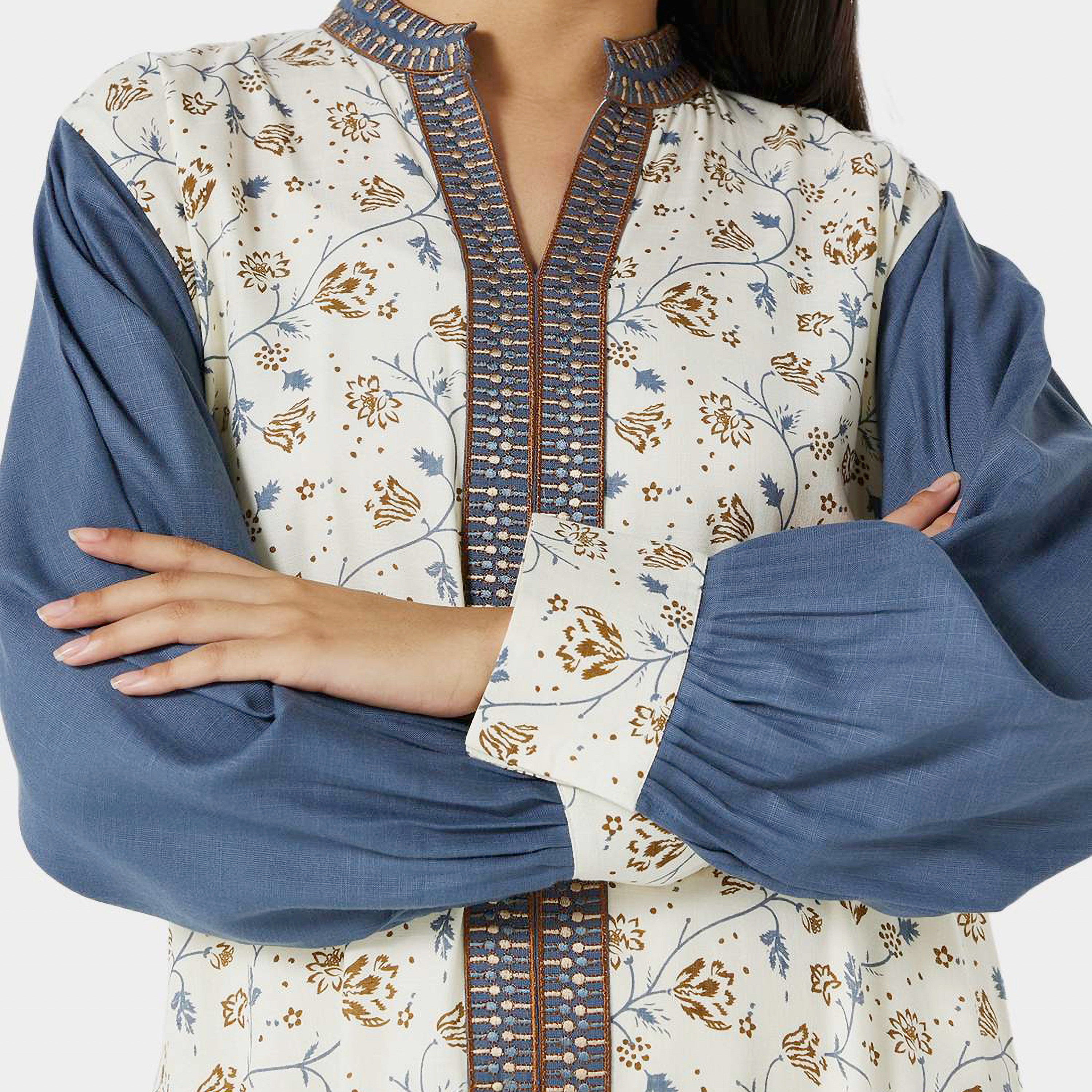 هناء وسارة جلابية نسائية باللون الأزرق مطرزة بياقة دائرية-women-arabicclothing-jalabiyas-image-2
