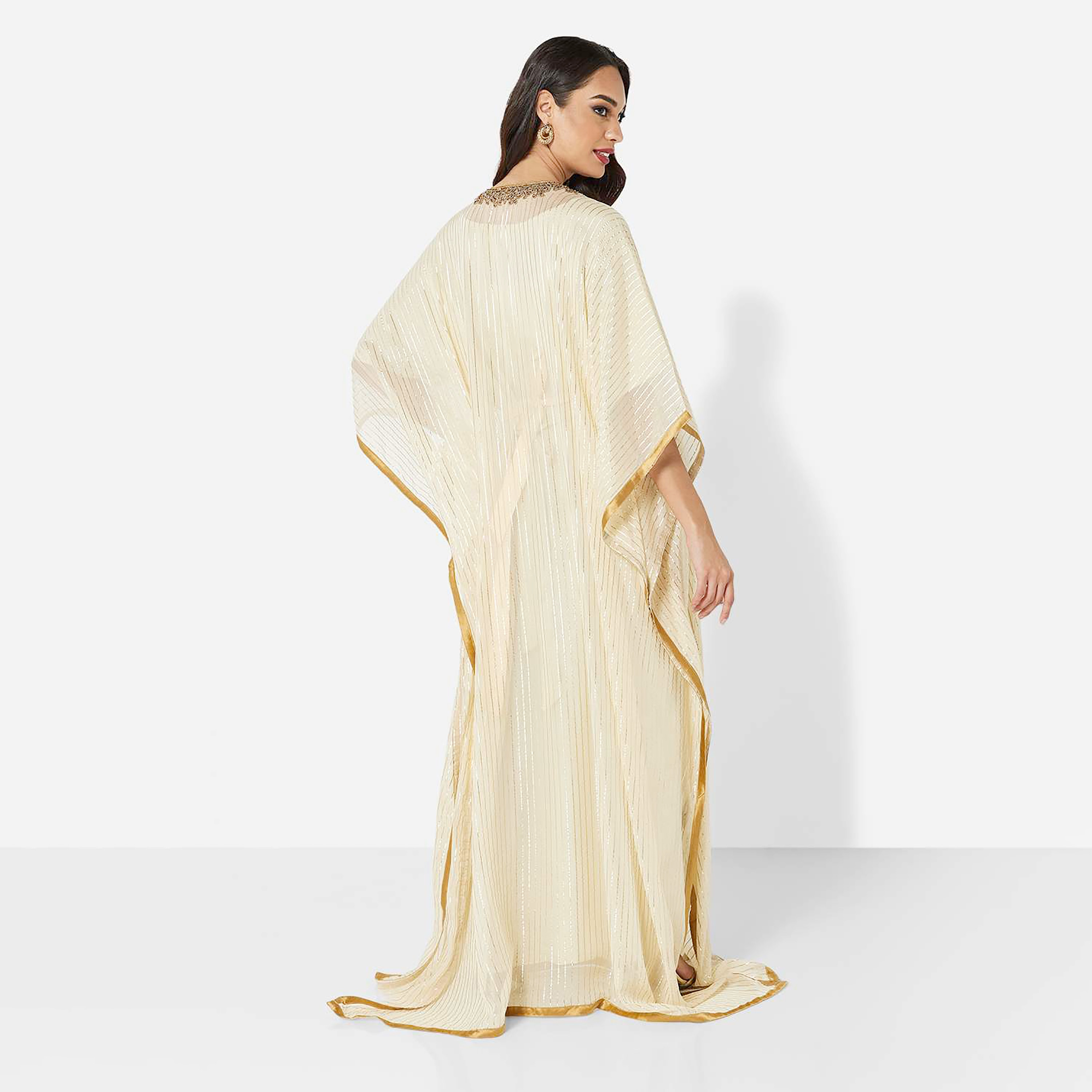 جلابية نسائية من هنا وسارة بأكمام واسعة ومزينة باللون البيج-women-arabicclothing-jalabiyas-image-3