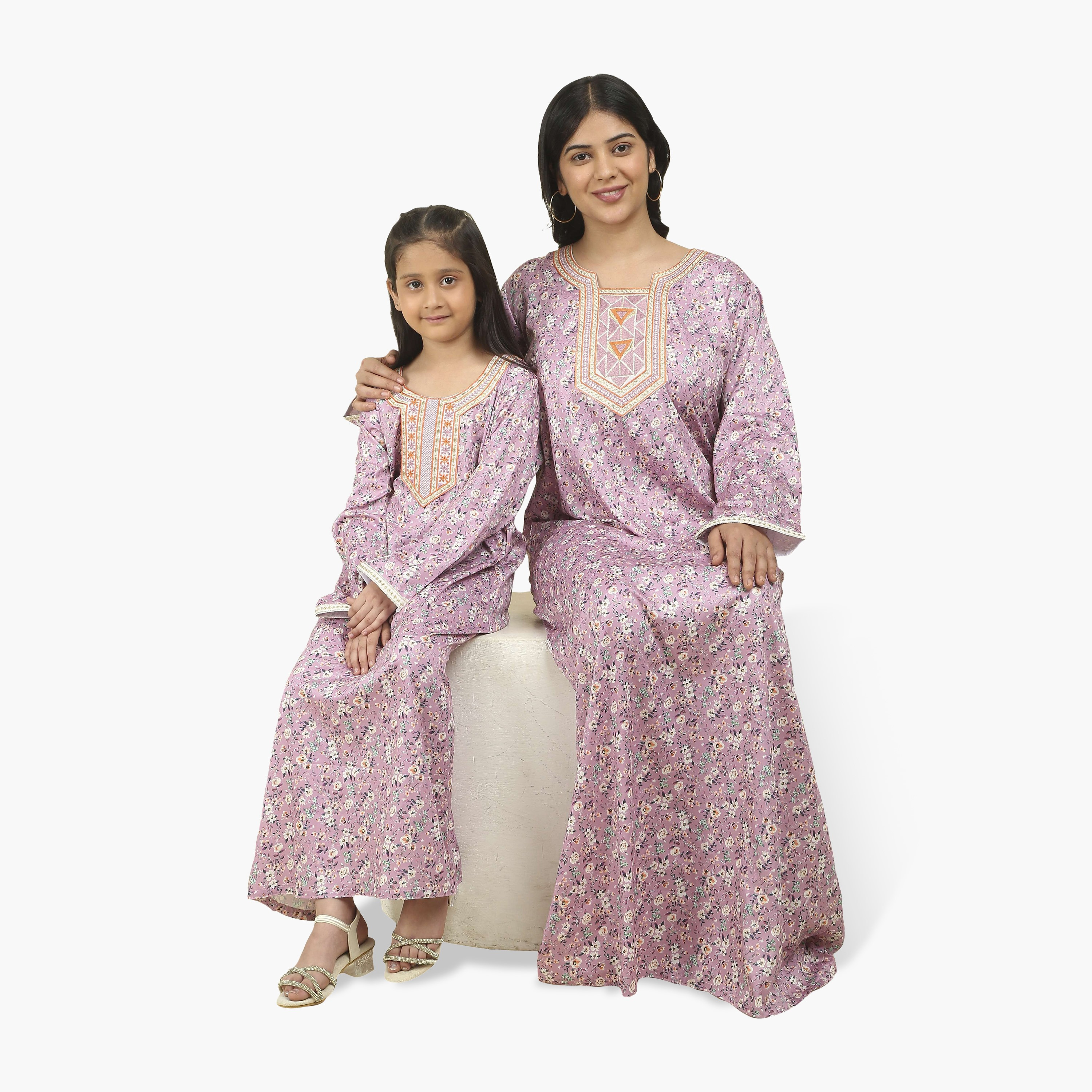 جلابية نسائية قماش ساتان بصدرية مطرزة وطبعة زهور من هنا أند سارة-women-arabicclothing-jalabiyas-image-2