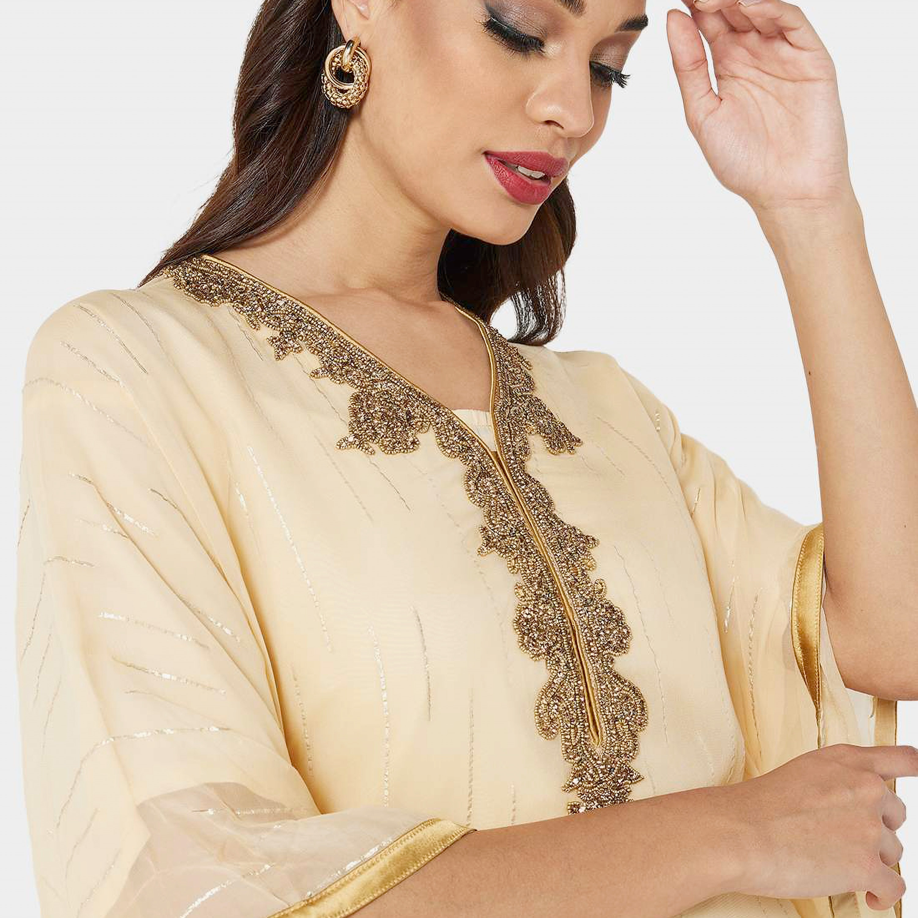 جلابية نسائية من هنا وسارة بأكمام واسعة ومزينة باللون البيج-women-arabicclothing-jalabiyas-image-2