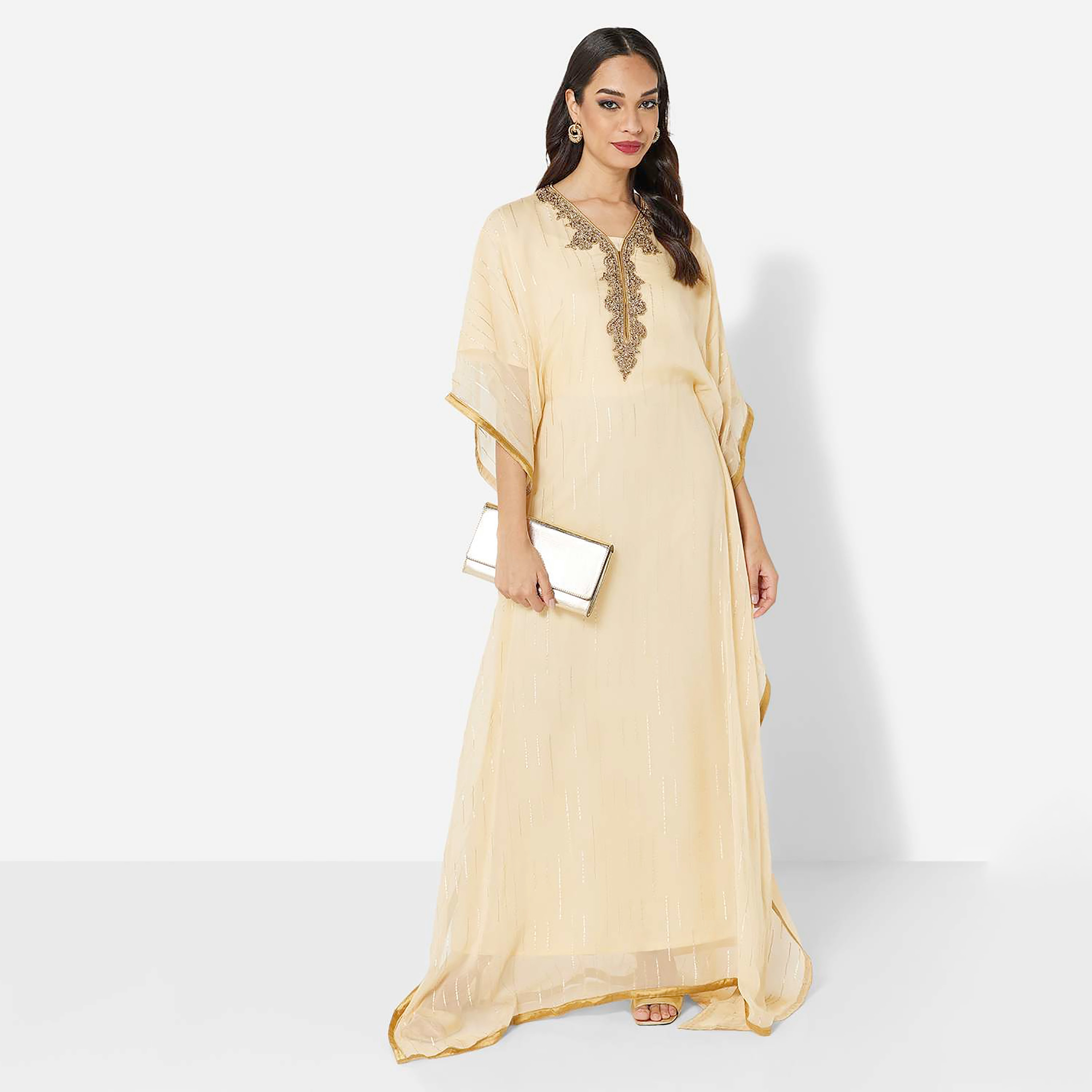 جلابية نسائية من هنا وسارة بأكمام واسعة ومزينة باللون البيج-women-arabicclothing-jalabiyas-image-3