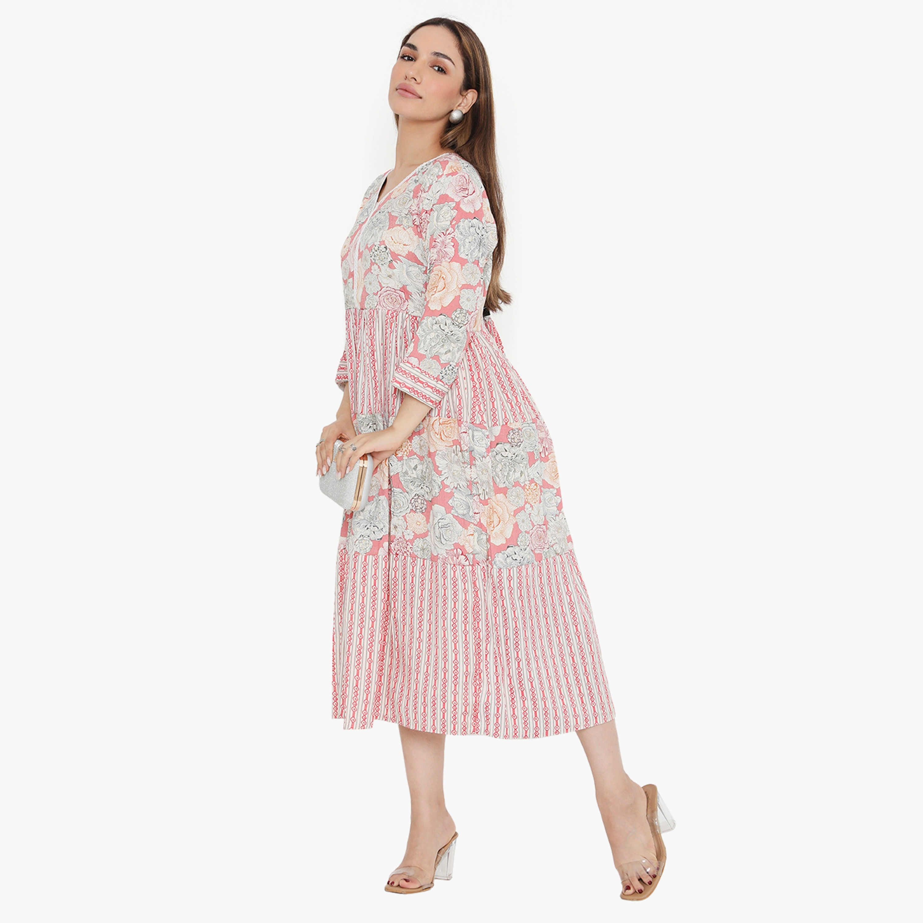 جلابية نسائية مزينة بالورود والخطوط باللون الوردي من هناء وسارة-women-arabicclothing-jalabiyas-image-3