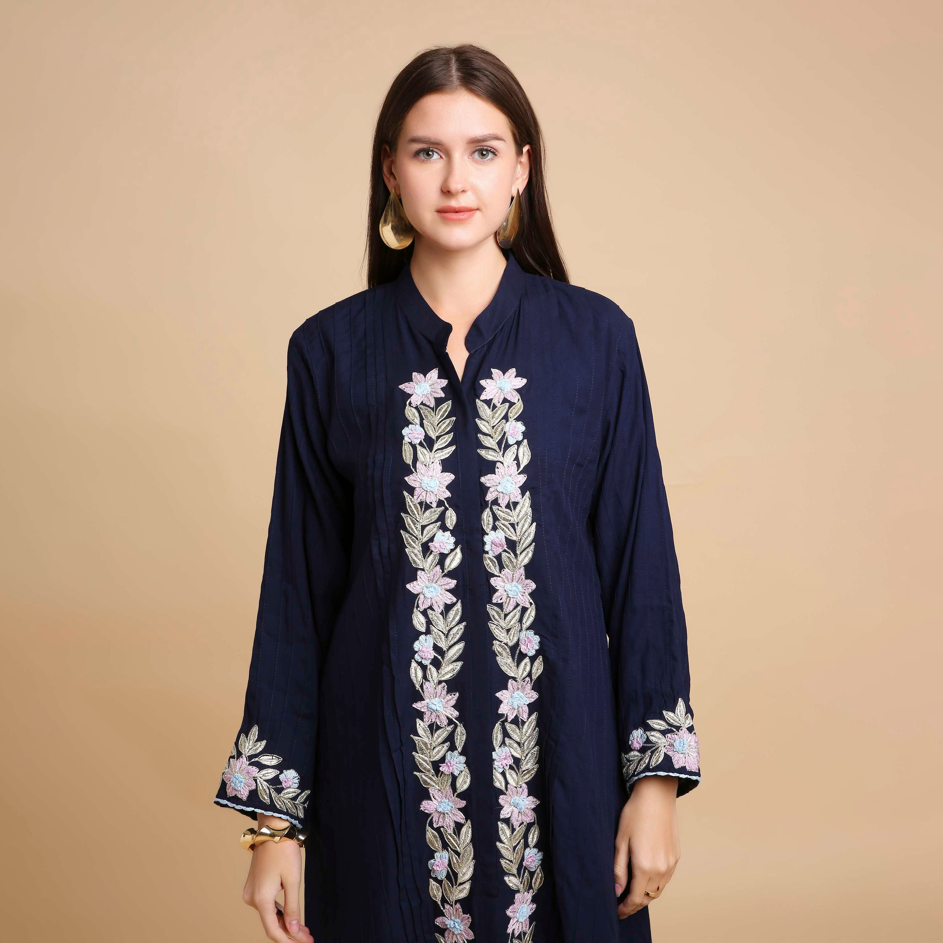 جلابية نسائية بتطريز زهور وياقة ماندارين (صينية) من هناء آند سارة-women-arabicclothing-jalabiyas-image-2