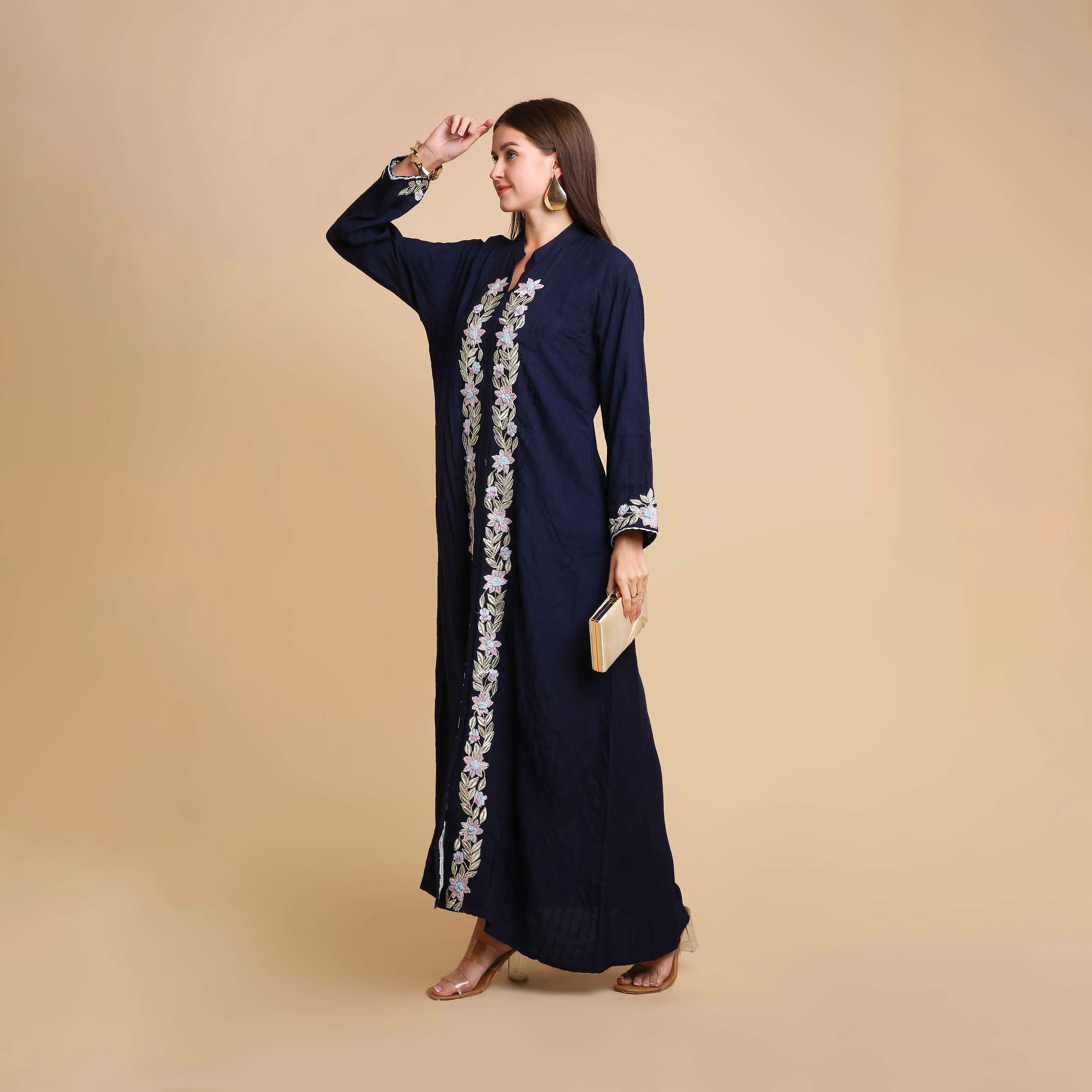 جلابية نسائية بتطريز زهور وياقة ماندارين (صينية) من هناء آند سارة-women-arabicclothing-jalabiyas-image-3