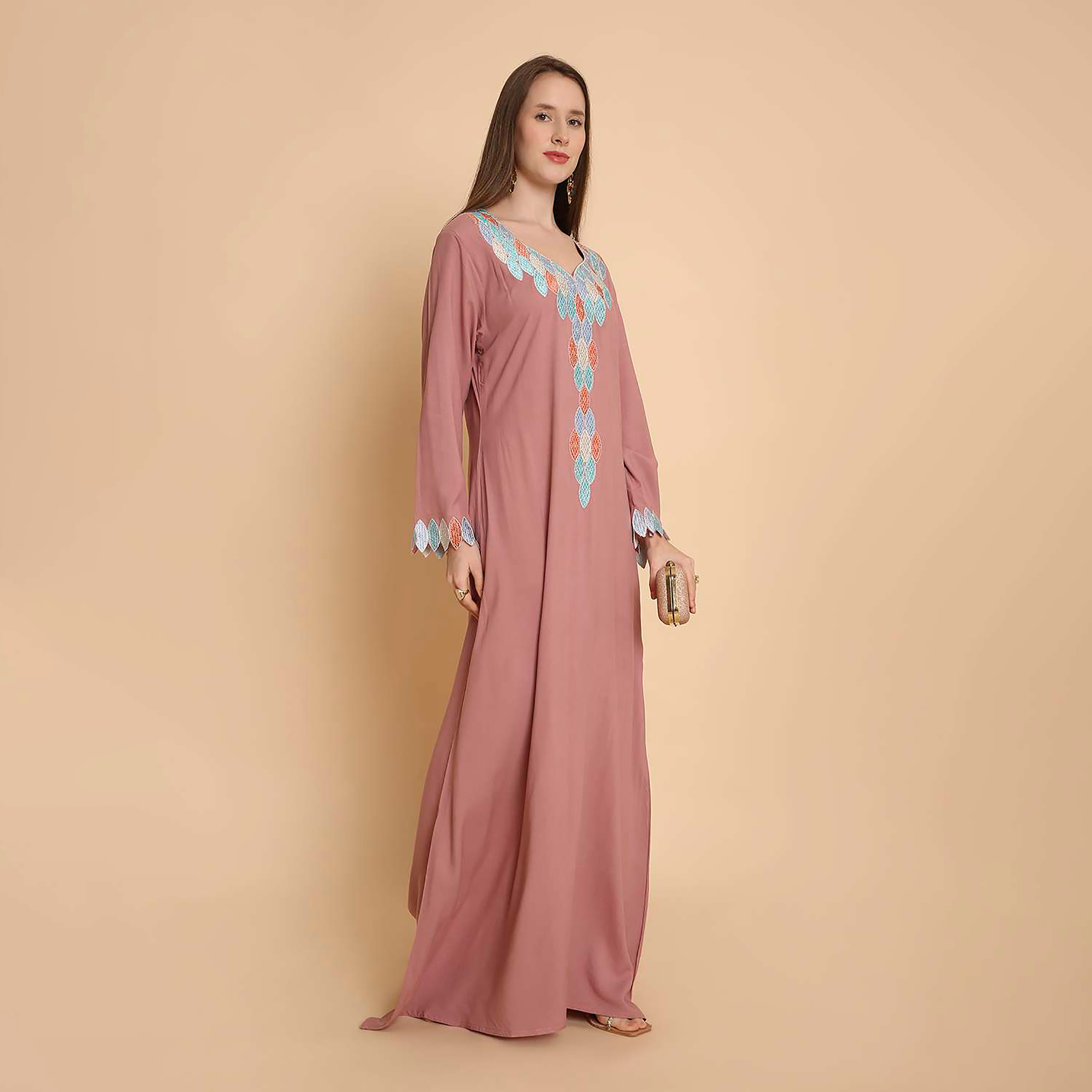 جلابية نسائية بصدرية مطرزة وأكمام ذات أطراف صدفية من هنا اند سارة-women-arabicclothing-jalabiyas-image-17