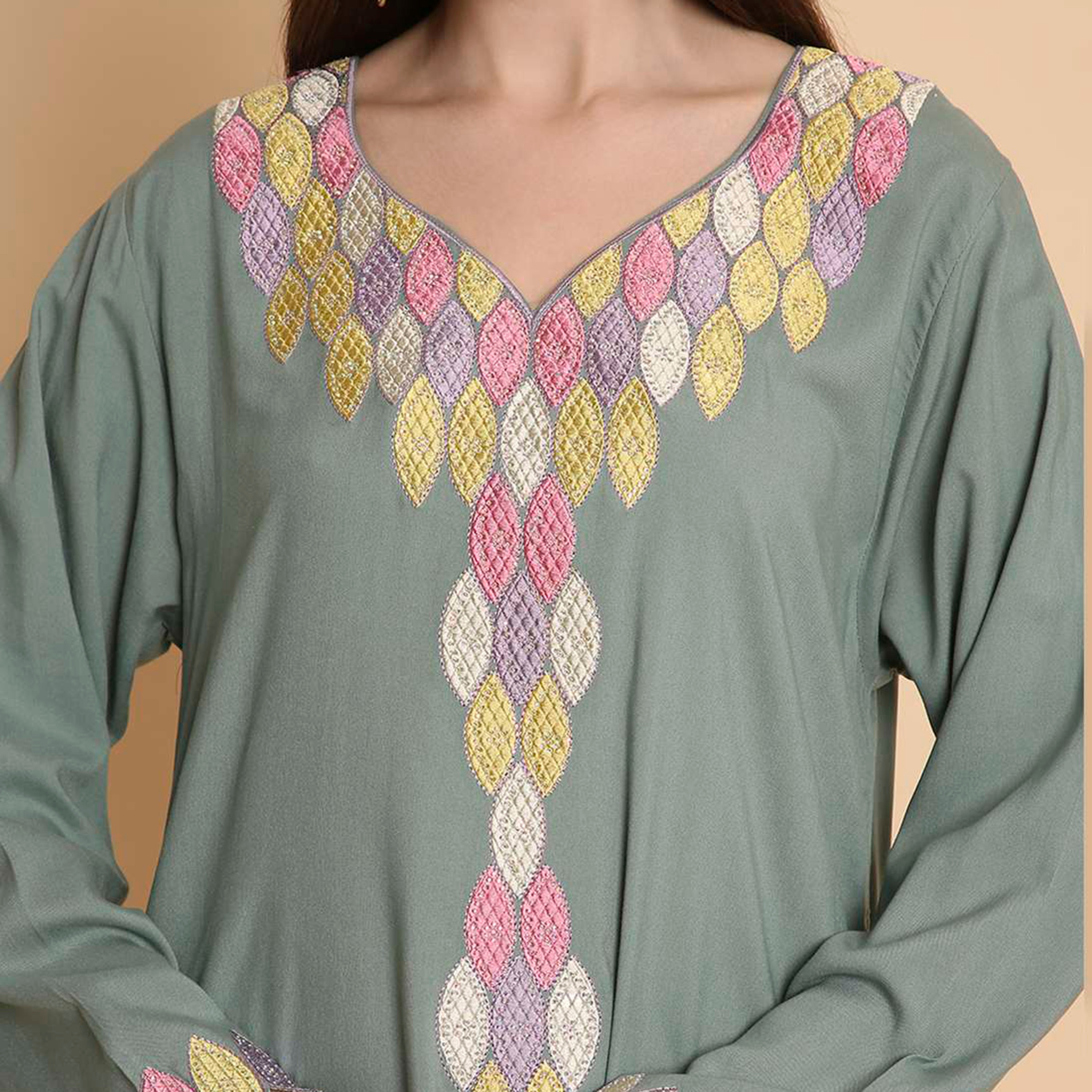 جلابية نسائية بصدرية مطرزة وأكمام ذات أطراف صدفية من هنا اند سارة-women-arabicclothing-jalabiyas-image-3