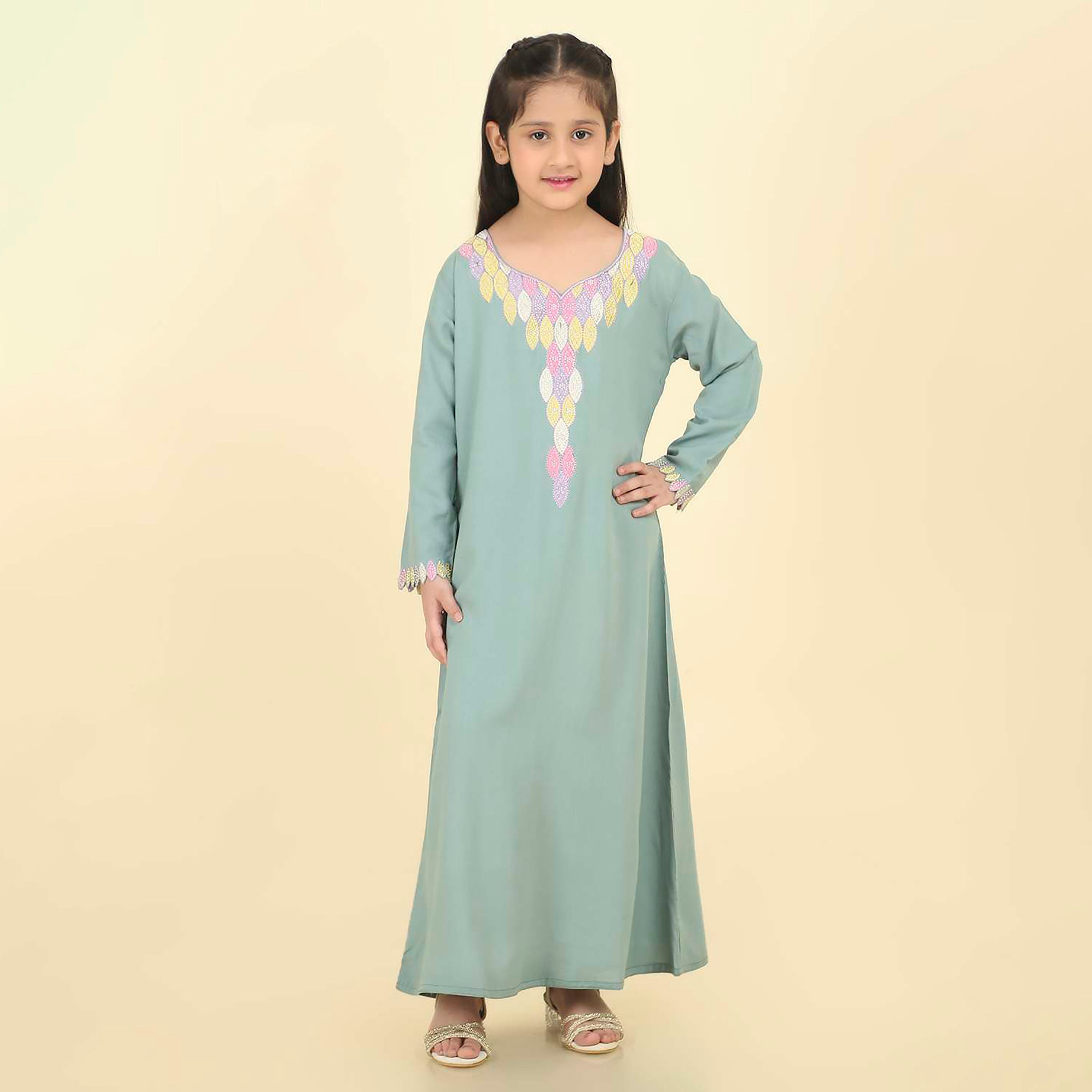 جلابية بناتي بصدرية مطرزة وأكمام ذات أطراف صدفية من هنا اند سارة-girls-arabicclothing-jalabiyas-image-1