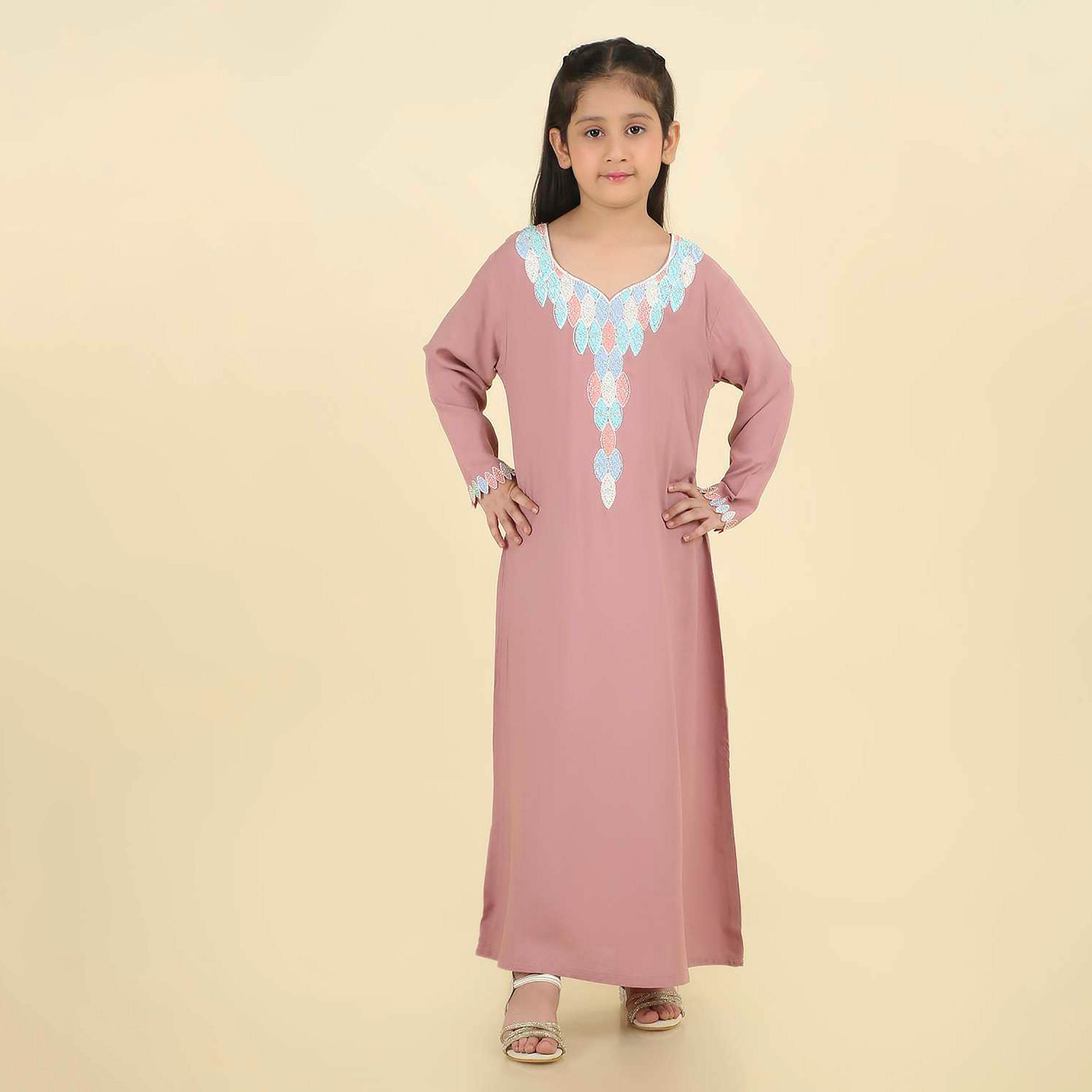 جلابية بناتي بصدرية مطرزة وأكمام ذات أطراف صدفية من هنا اند سارة-girls-arabicclothing-jalabiyas-image-6