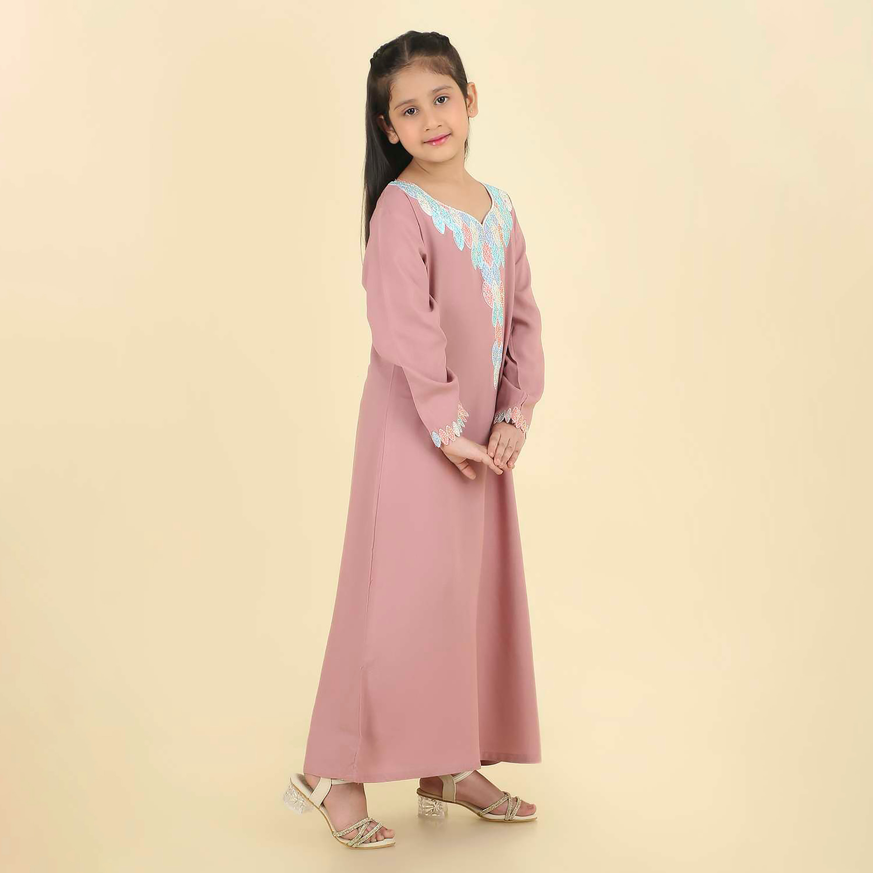 جلابية بناتي بصدرية مطرزة وأكمام ذات أطراف صدفية من هنا اند سارة-girls-arabicclothing-jalabiyas-image-9