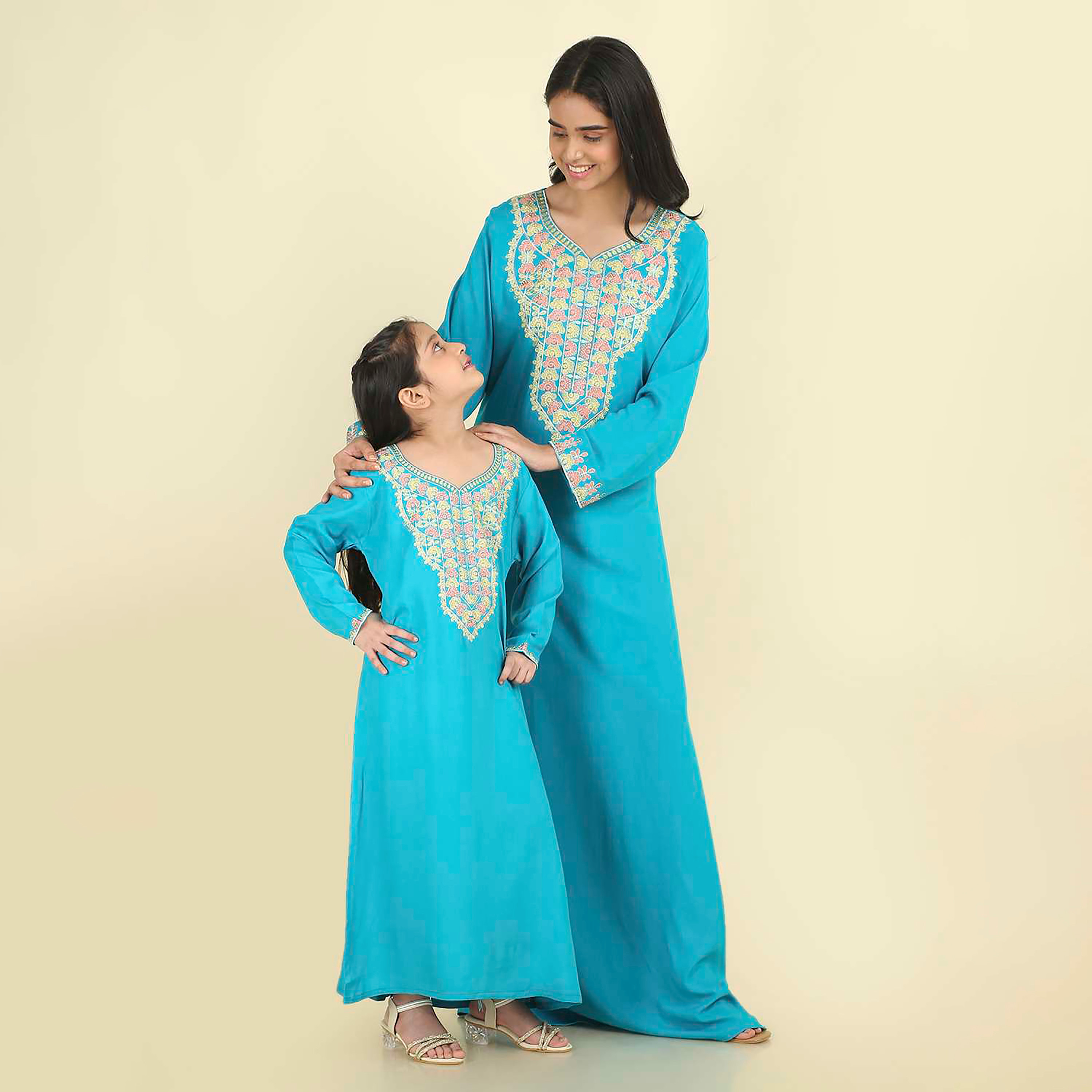 جلابية بناتي بصدرية مطرزة وأكمام ذات أطراف صدفية من هنا اند سارة-girls-arabicclothing-jalabiyas-image-12