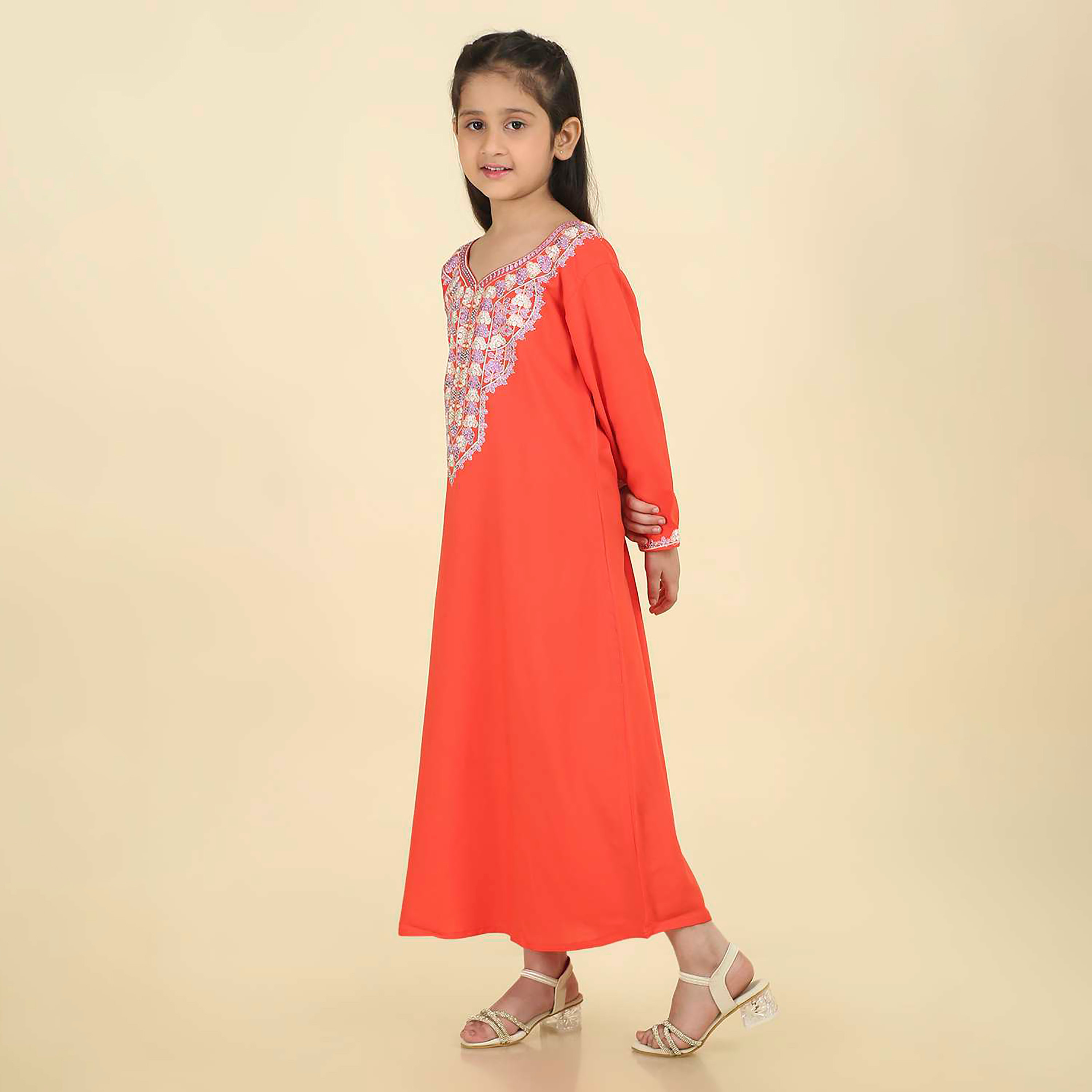 جلابية بناتي بصدرية مطرزة وأكمام ذات أطراف صدفية من هنا اند سارة-girls-arabicclothing-jalabiyas-image-4