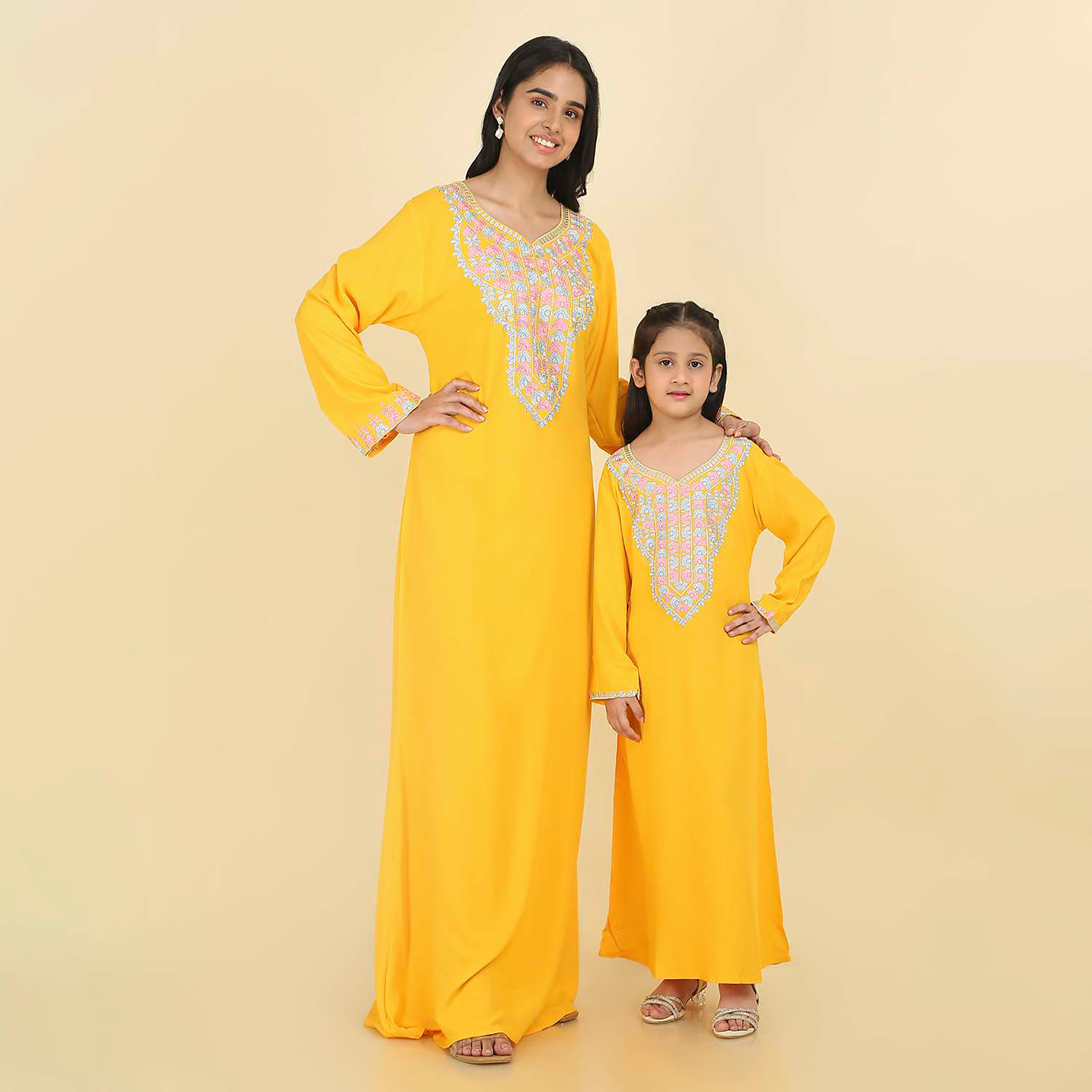 جلابية بناتي بصدرية مطرزة وأكمام ذات أطراف صدفية من هنا اند سارة-girls-arabicclothing-jalabiyas-image-7