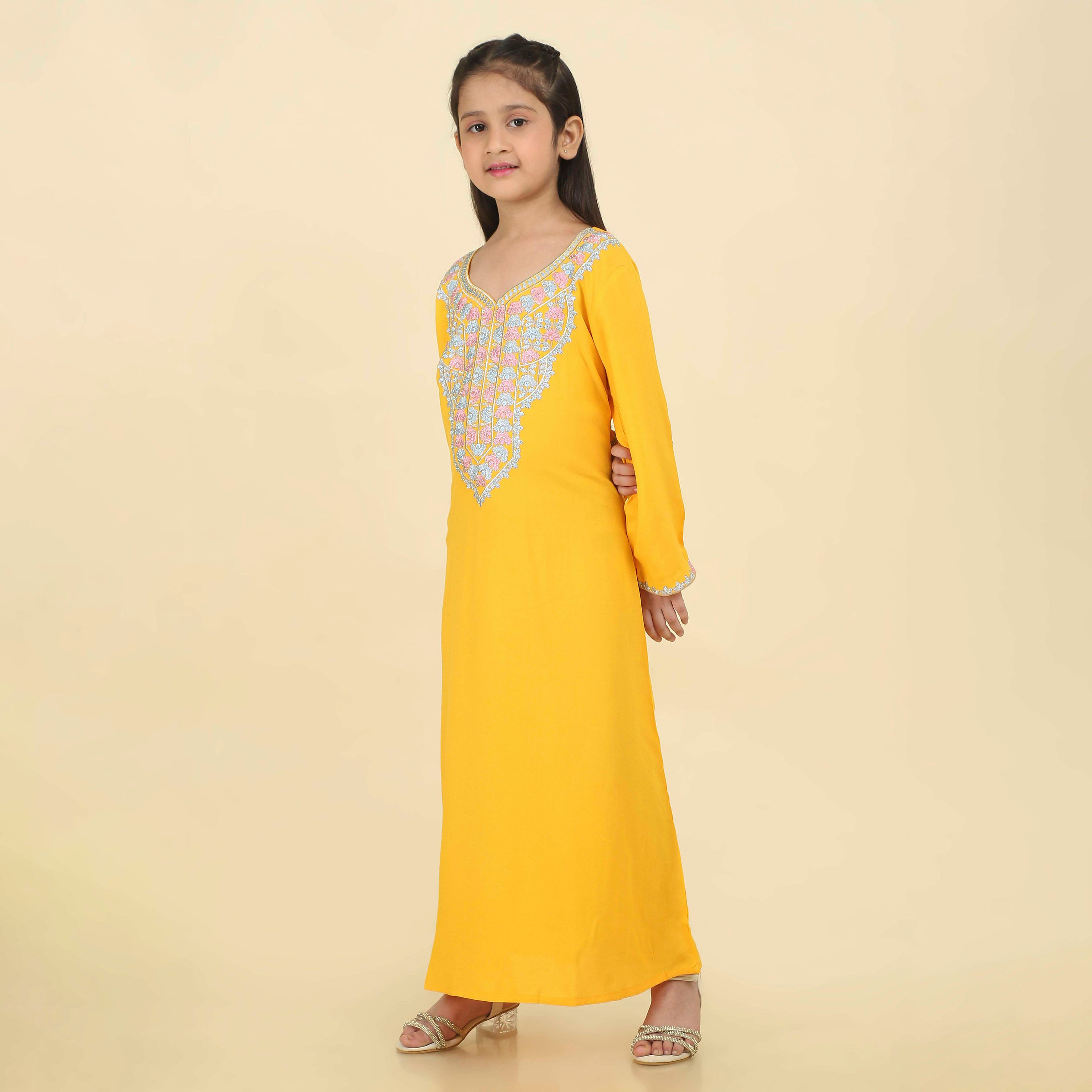 جلابية بناتي بصدرية مطرزة وأكمام ذات أطراف صدفية من هنا اند سارة-girls-arabicclothing-jalabiyas-image-9