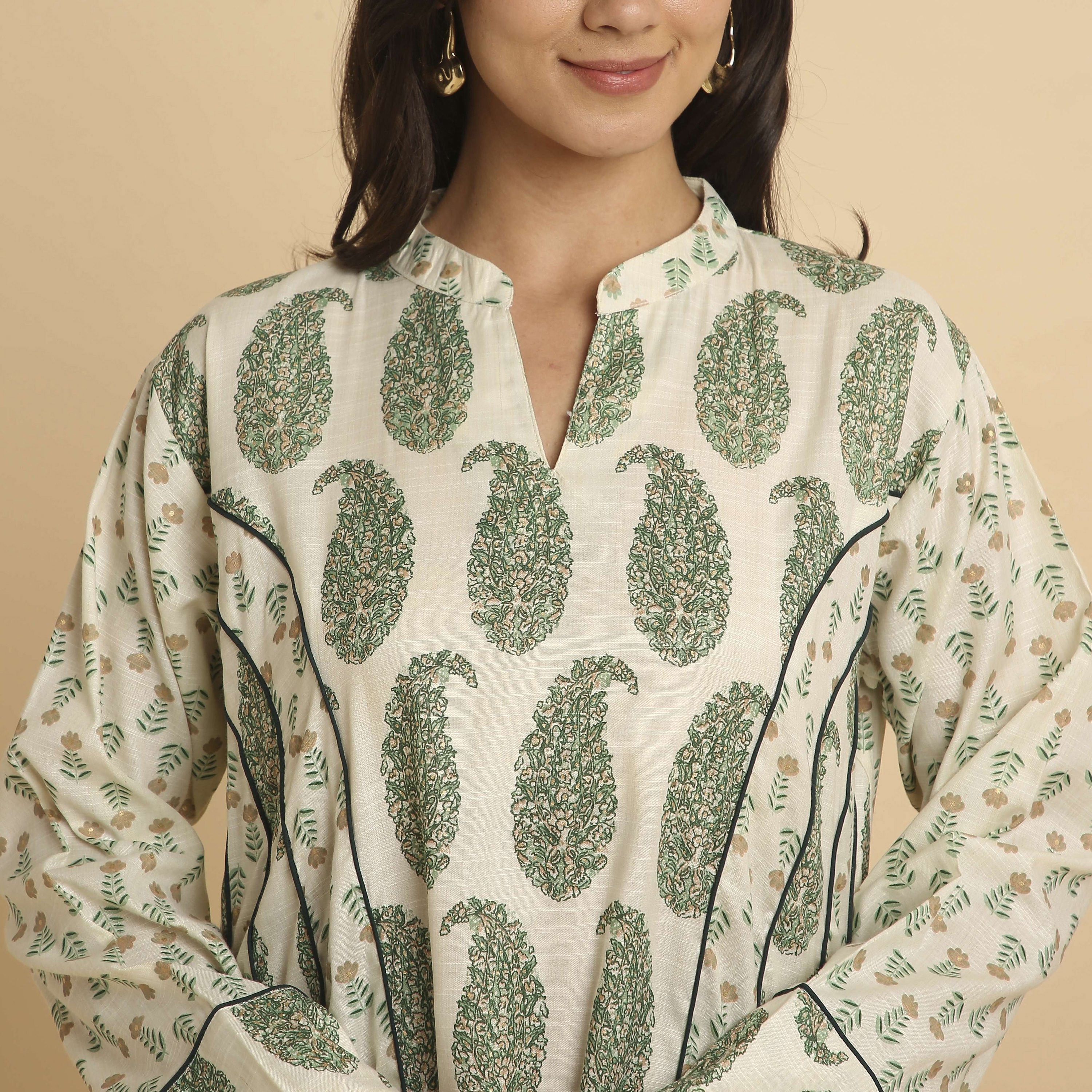 جلابية نسائية بياقة "ماندارين" وطبعة "فلورال بيزلي" من هنا أند سارة-women-arabicclothing-jalabiyas-image-2