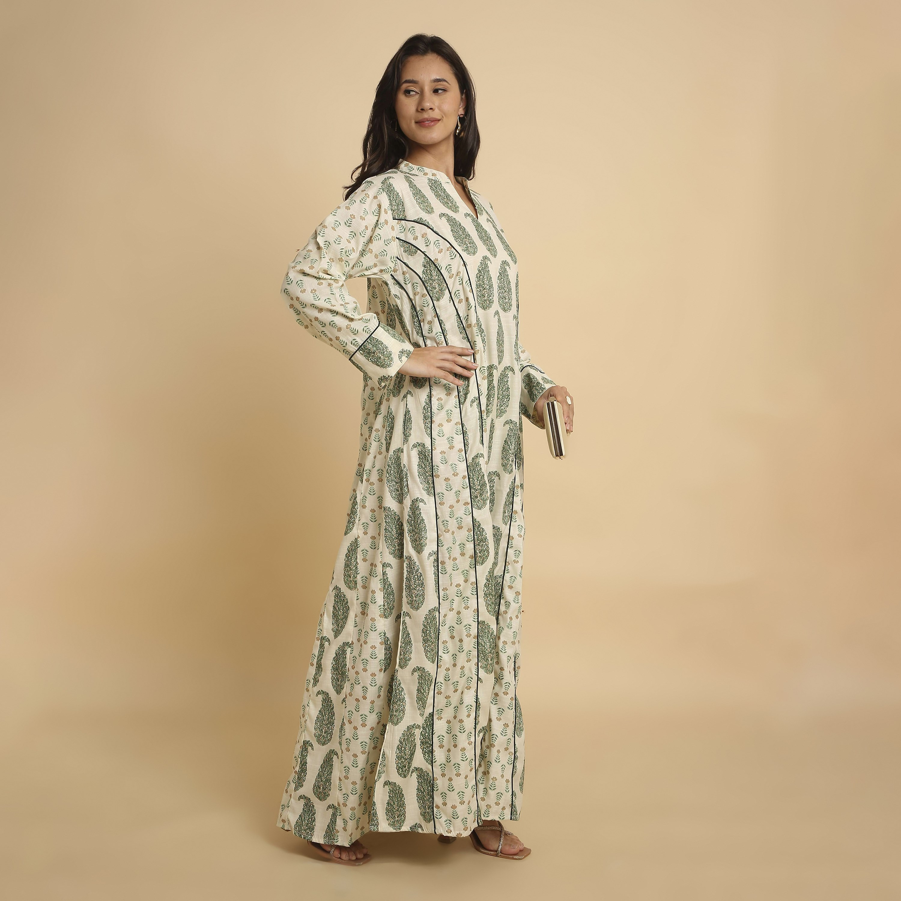 جلابية نسائية بياقة "ماندارين" وطبعة "فلورال بيزلي" من هنا أند سارة-women-arabicclothing-jalabiyas-image-3