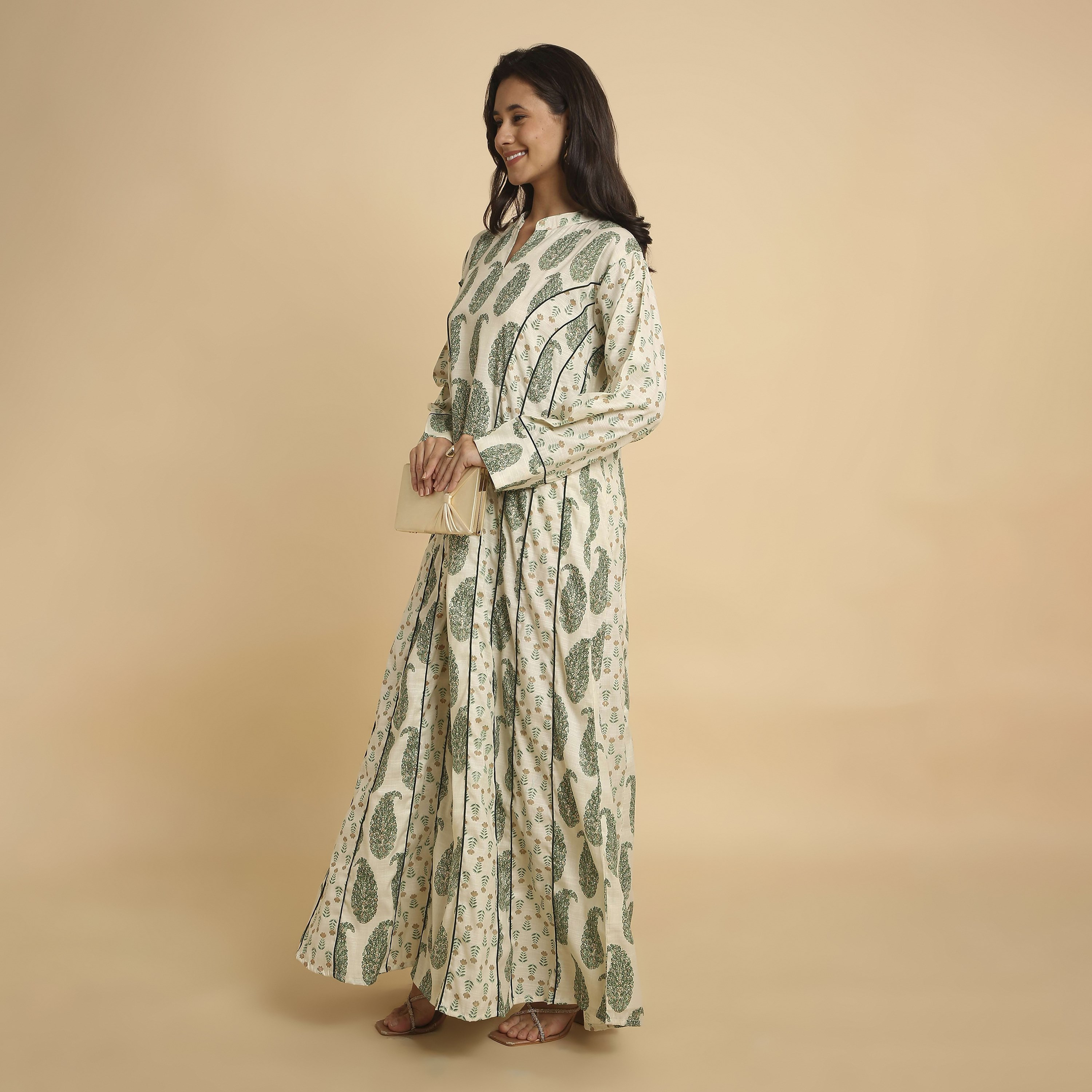 جلابية نسائية بياقة "ماندارين" وطبعة "فلورال بيزلي" من هنا أند سارة-women-arabicclothing-jalabiyas-image-4