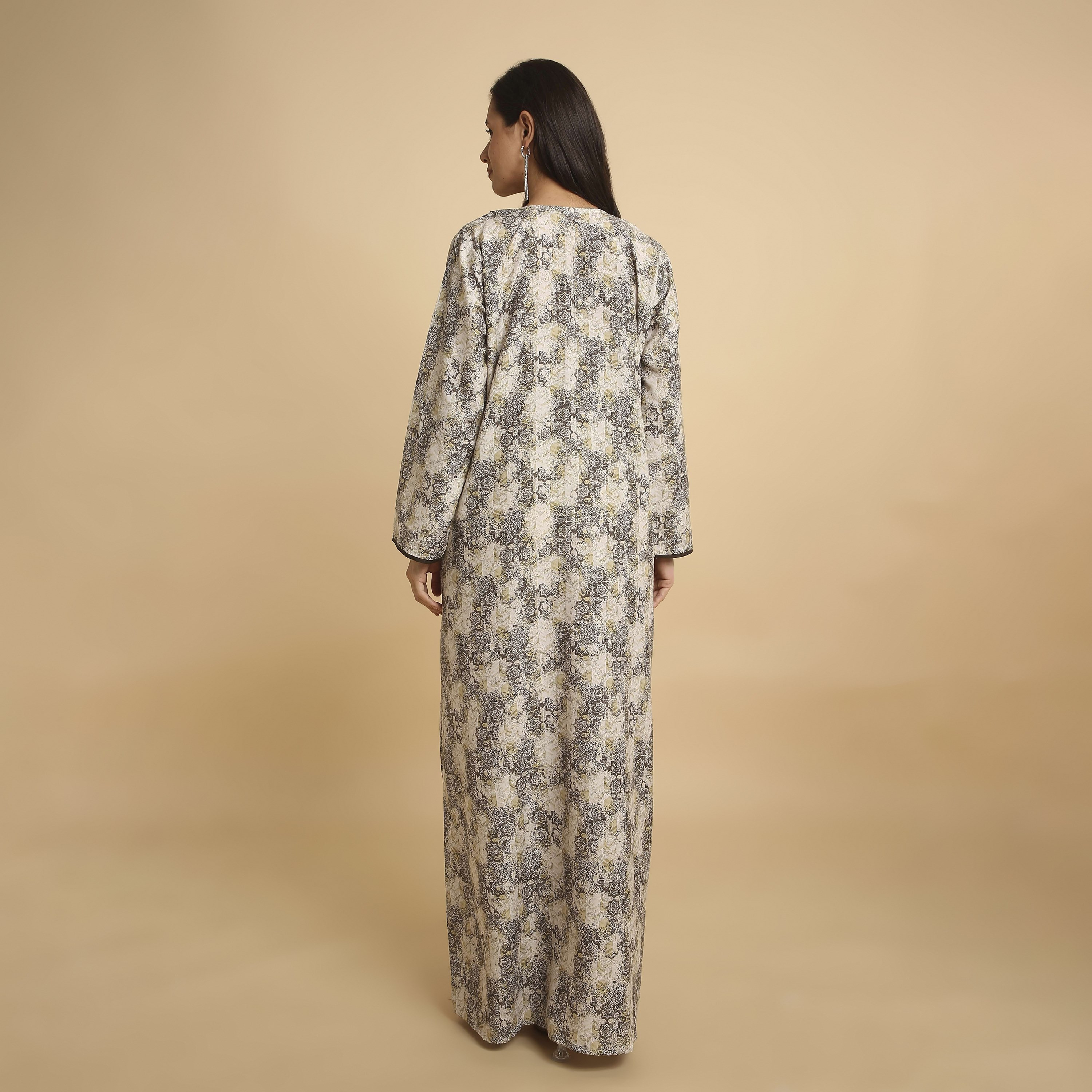 جلابية نسائية بفتحة رقبة "V" وطبعة "أبستراكت جيوميتريك" من هنا أند سارة-women-arabicclothing-jalabiyas-image-10