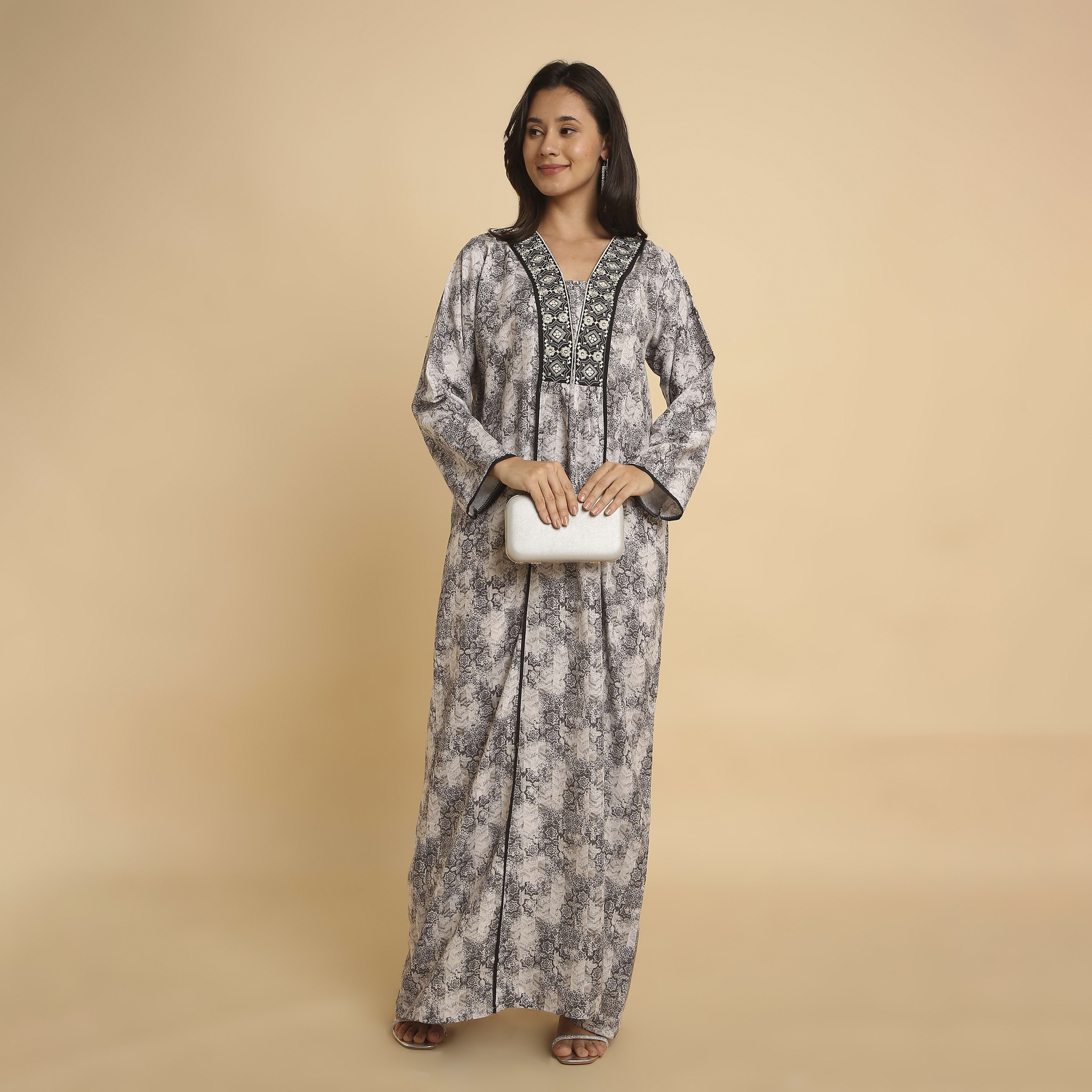 جلابية نسائية بفتحة رقبة "V" وطبعة "أبستراكت جيوميتريك" من هنا أند سارة-women-arabicclothing-jalabiyas-image-1