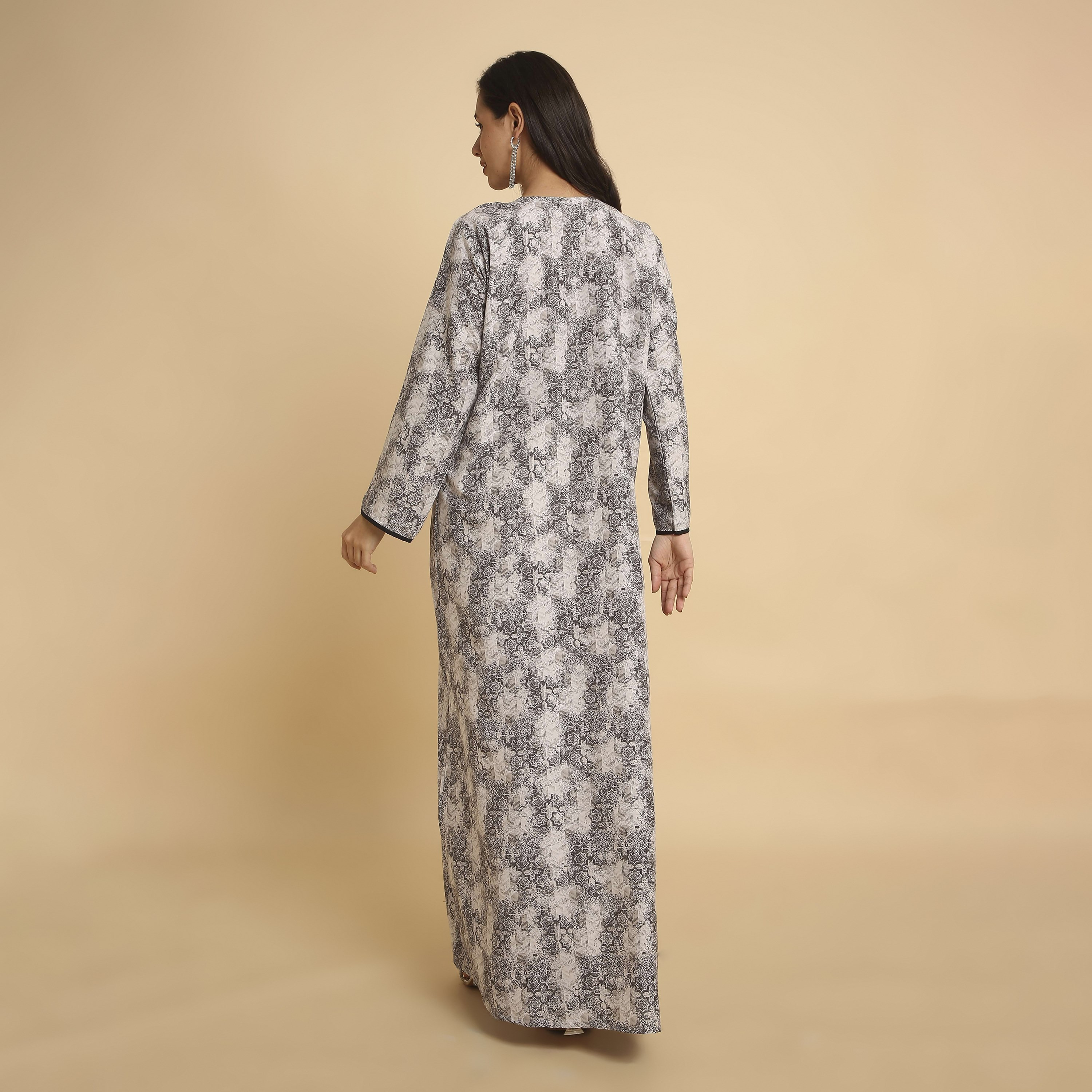 جلابية نسائية بفتحة رقبة "V" وطبعة "أبستراكت جيوميتريك" من هنا أند سارة-women-arabicclothing-jalabiyas-image-5
