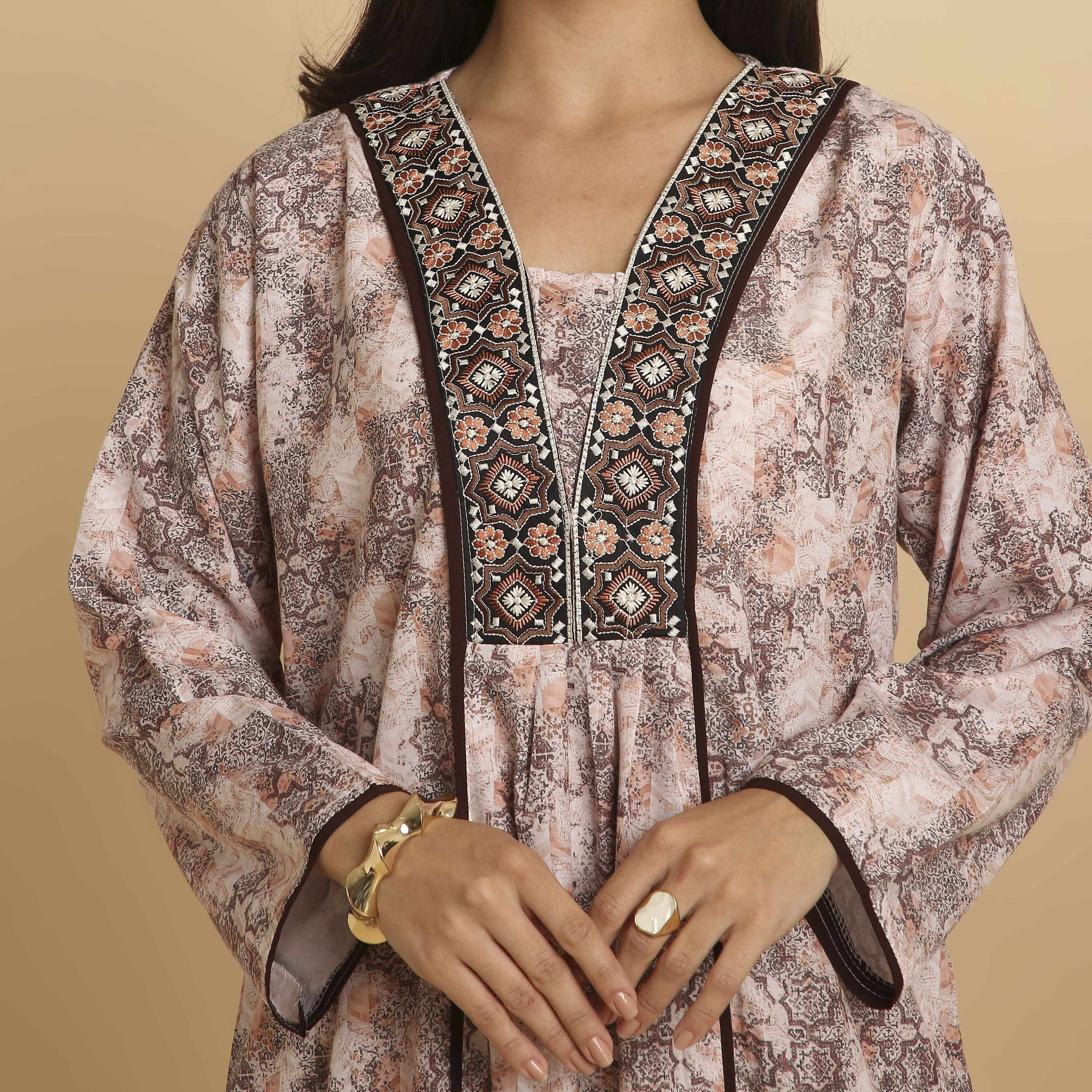 جلابية نسائية بفتحة رقبة "V" وطبعة "أبستراكت جيوميتريك" من هنا أند سارة-women-arabicclothing-jalabiyas-image-12