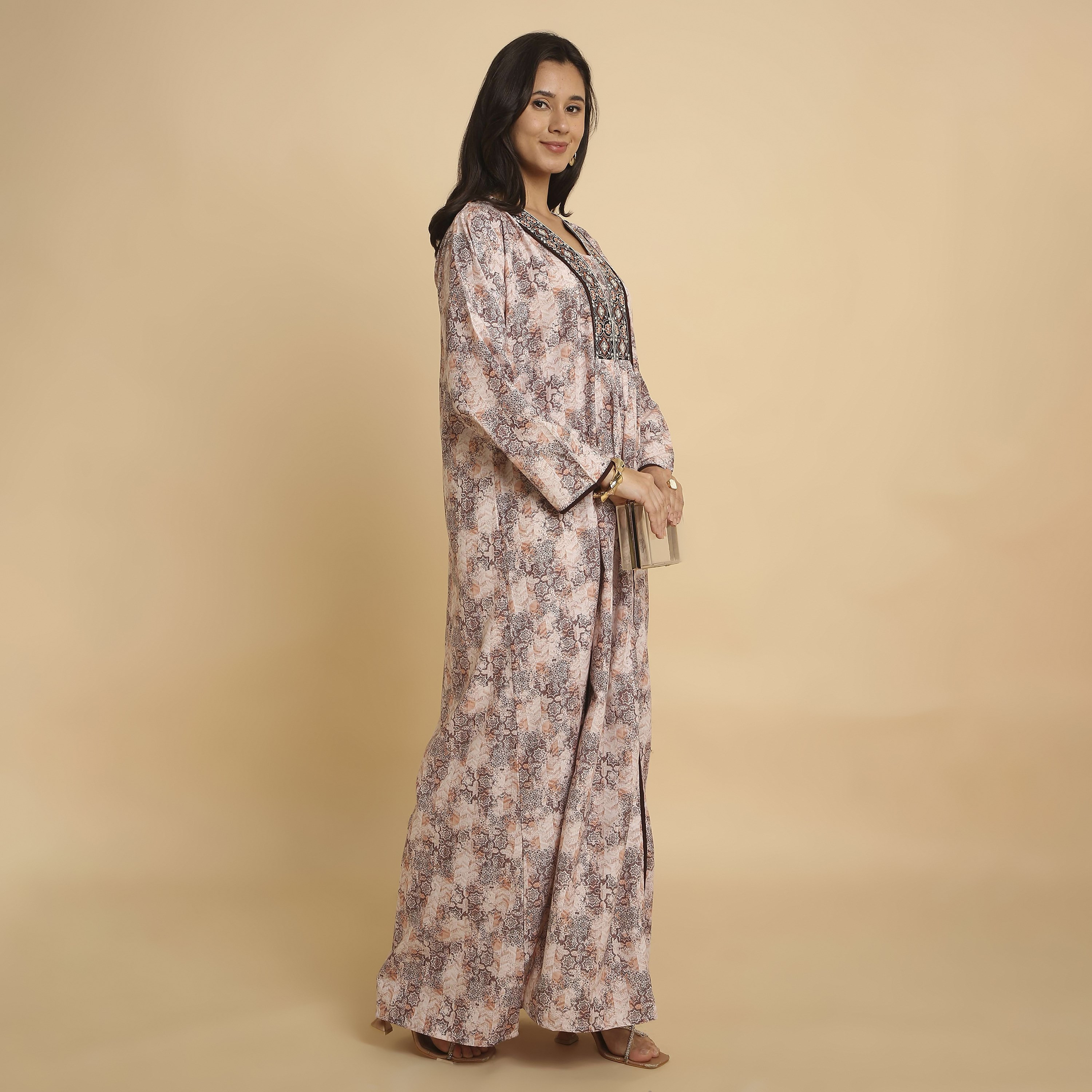 جلابية نسائية بفتحة رقبة "V" وطبعة "أبستراكت جيوميتريك" من هنا أند سارة-women-arabicclothing-jalabiyas-image-14