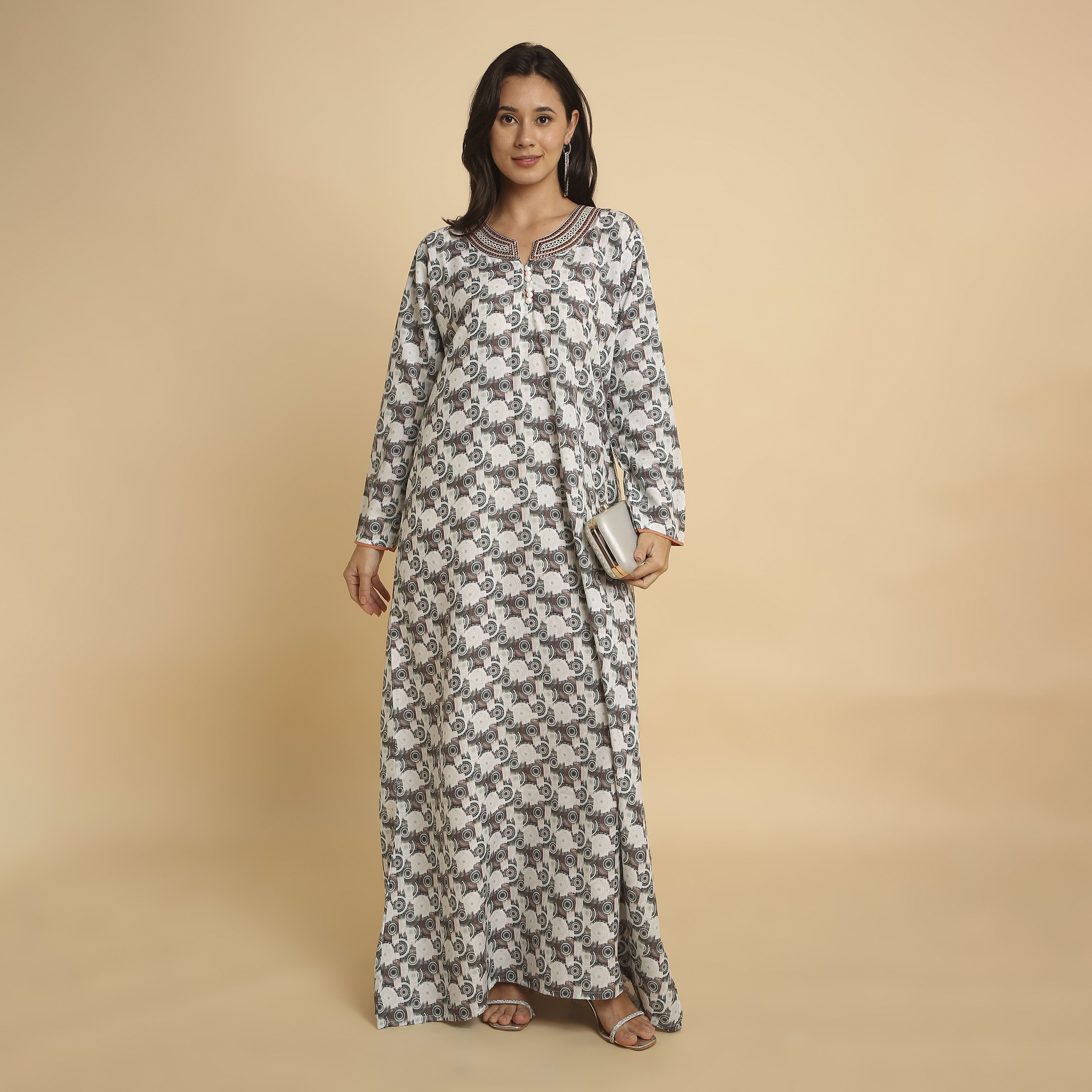 جلابية نسائية بفتحة رقبة مستديرة وطبعة "جيوميتريك" من هنا أند سارة-women-arabicclothing-jalabiyas-image-6