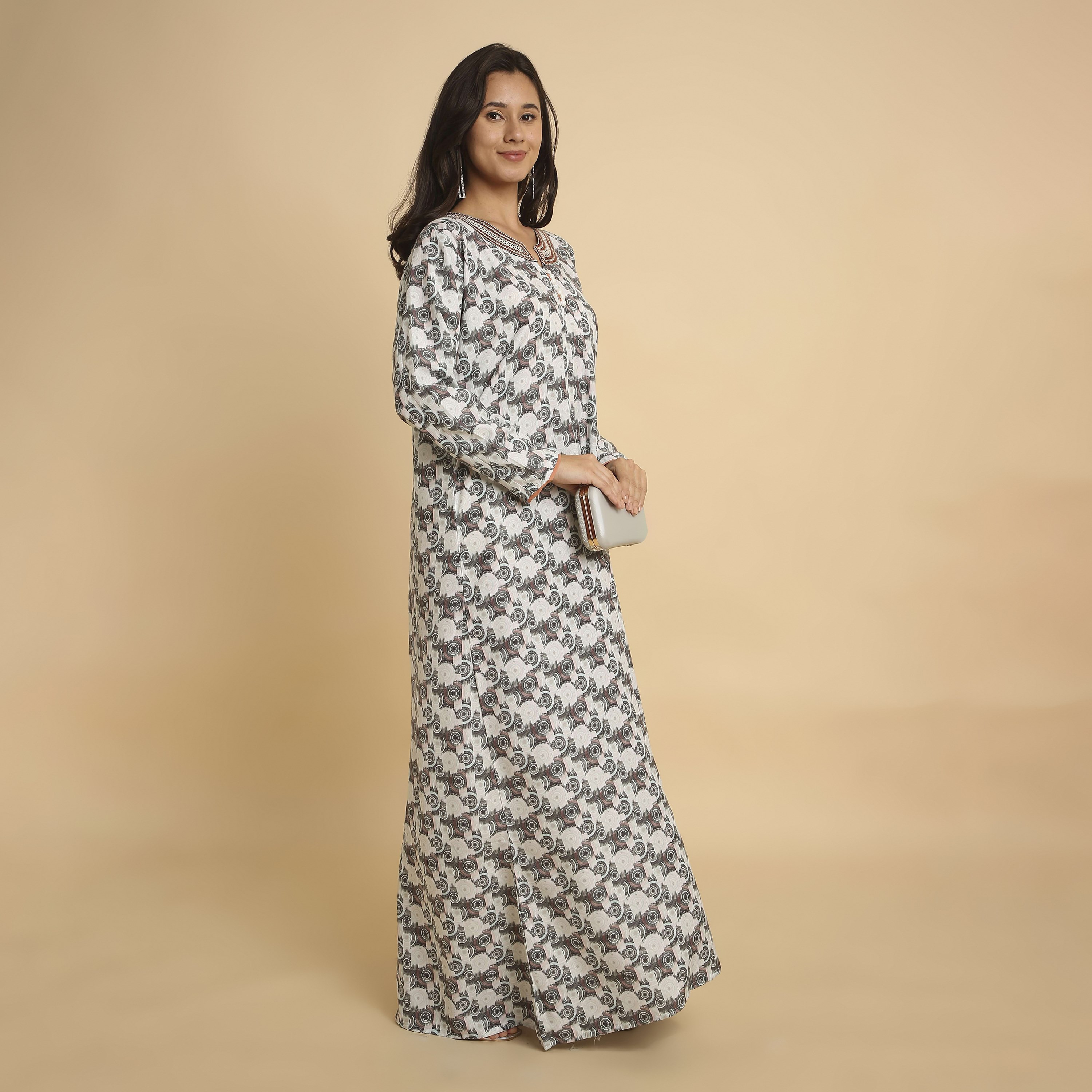 جلابية نسائية بفتحة رقبة مستديرة وطبعة "جيوميتريك" من هنا أند سارة-women-arabicclothing-jalabiyas-image-8